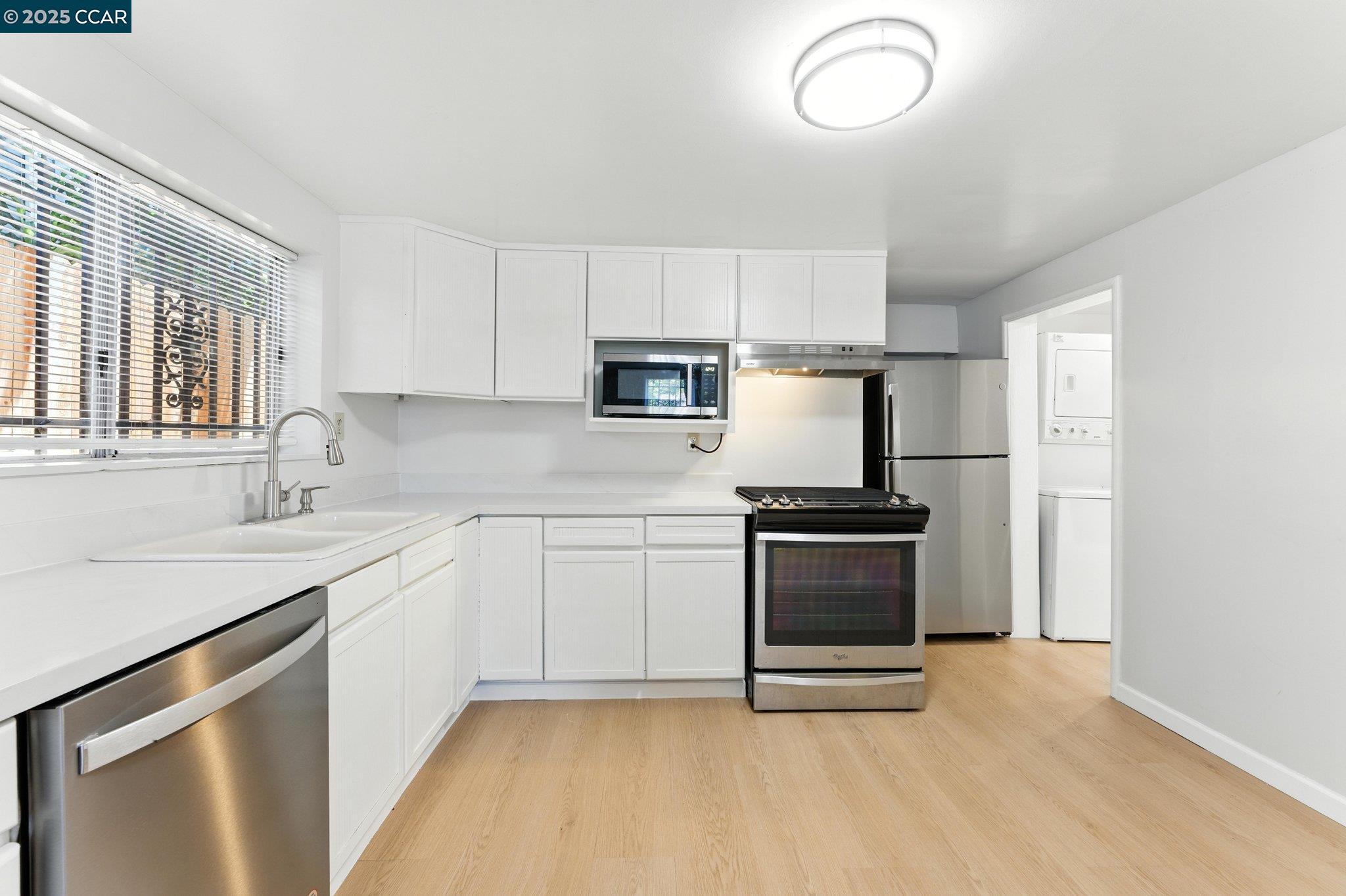 Detail Gallery Image 14 of 18 For 1051 63rd St. #B,  Oakland,  CA 94608 - 2 Beds | 1 Baths