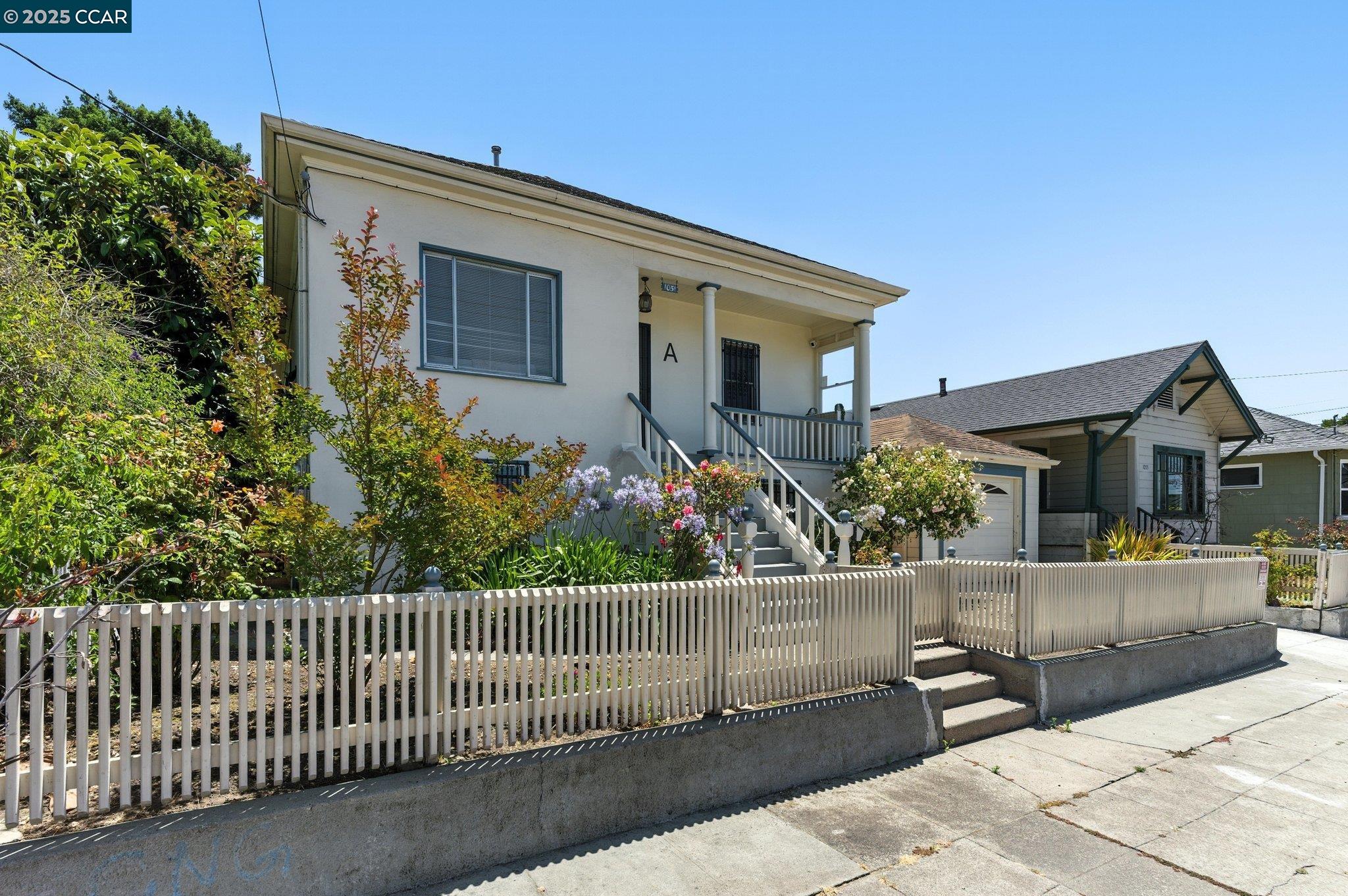 Detail Gallery Image 3 of 18 For 1051 63rd St. #B,  Oakland,  CA 94608 - 2 Beds | 1 Baths