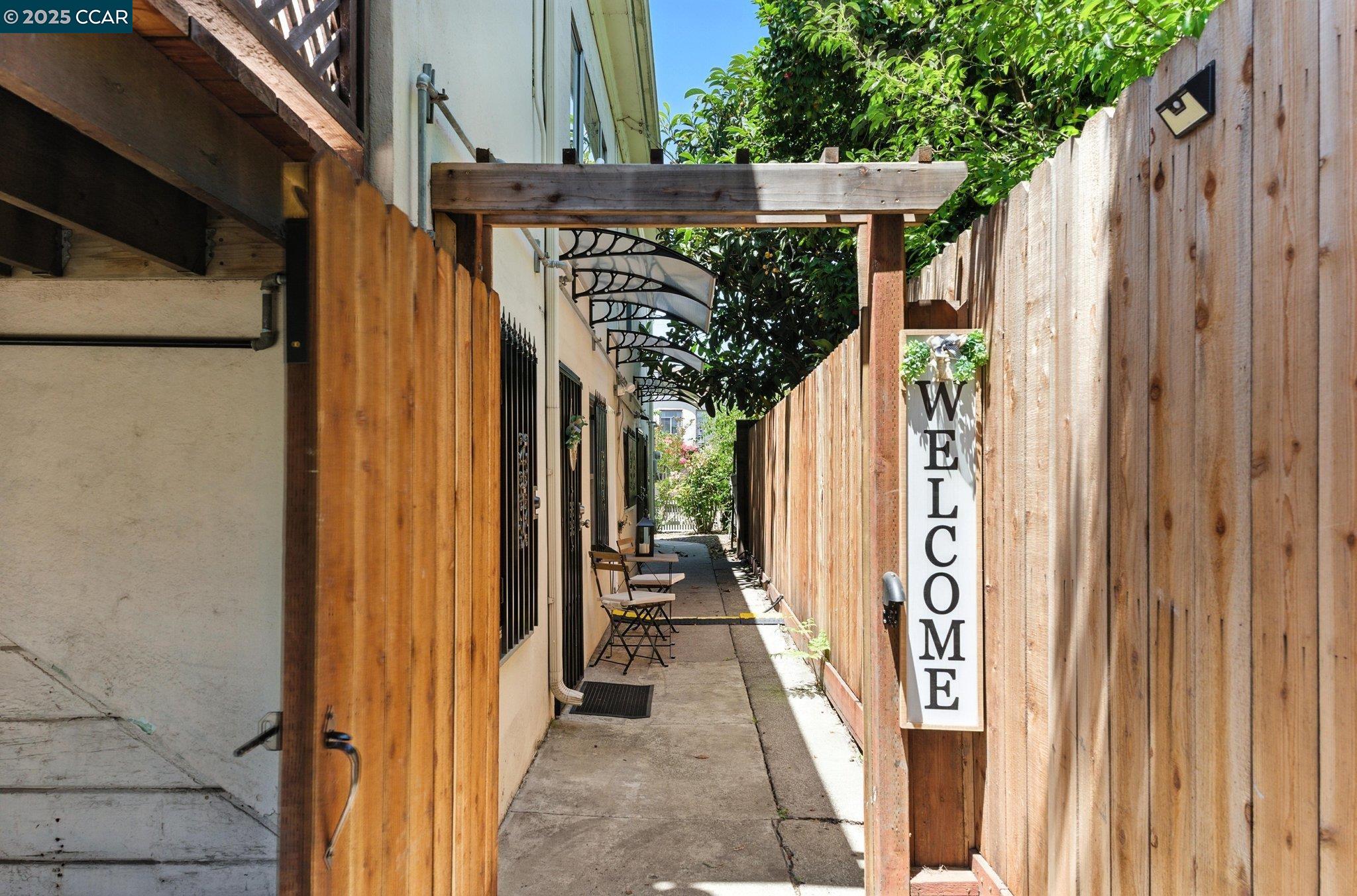 Detail Gallery Image 4 of 18 For 1051 63rd St. #B,  Oakland,  CA 94608 - 2 Beds | 1 Baths