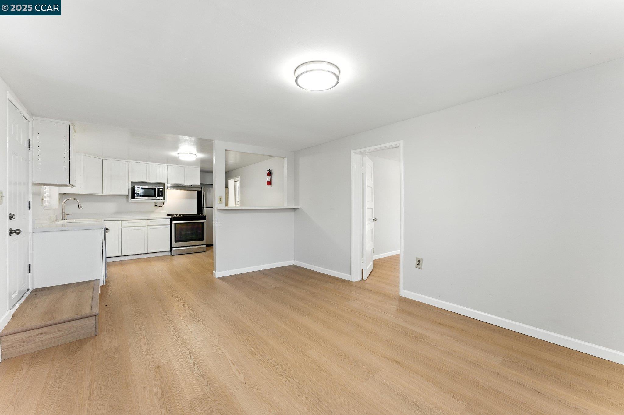 Detail Gallery Image 8 of 18 For 1051 63rd St. #B,  Oakland,  CA 94608 - 2 Beds | 1 Baths