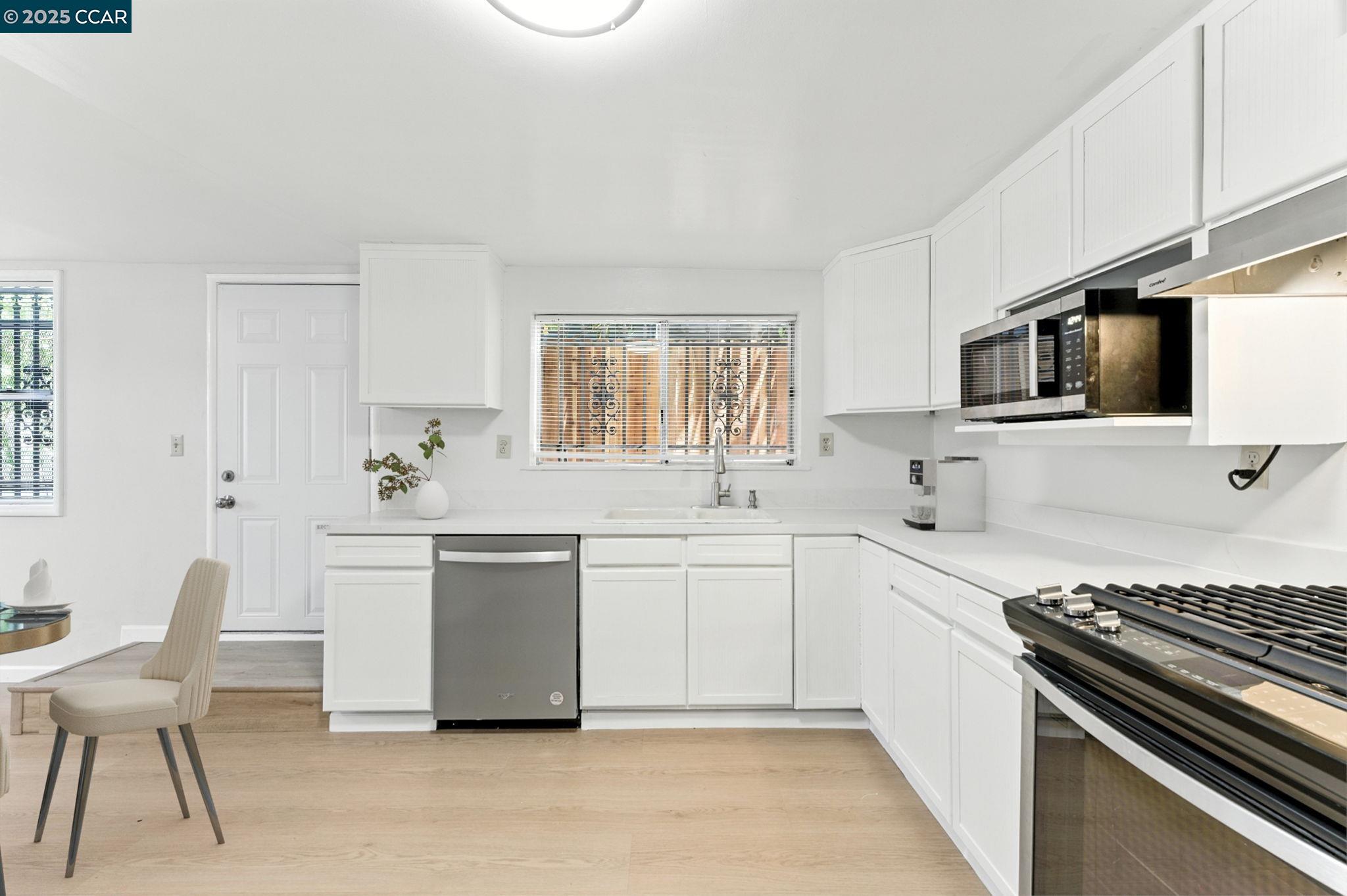 Detail Gallery Image 10 of 18 For 1051 63rd St. #B,  Oakland,  CA 94608 - 2 Beds | 1 Baths