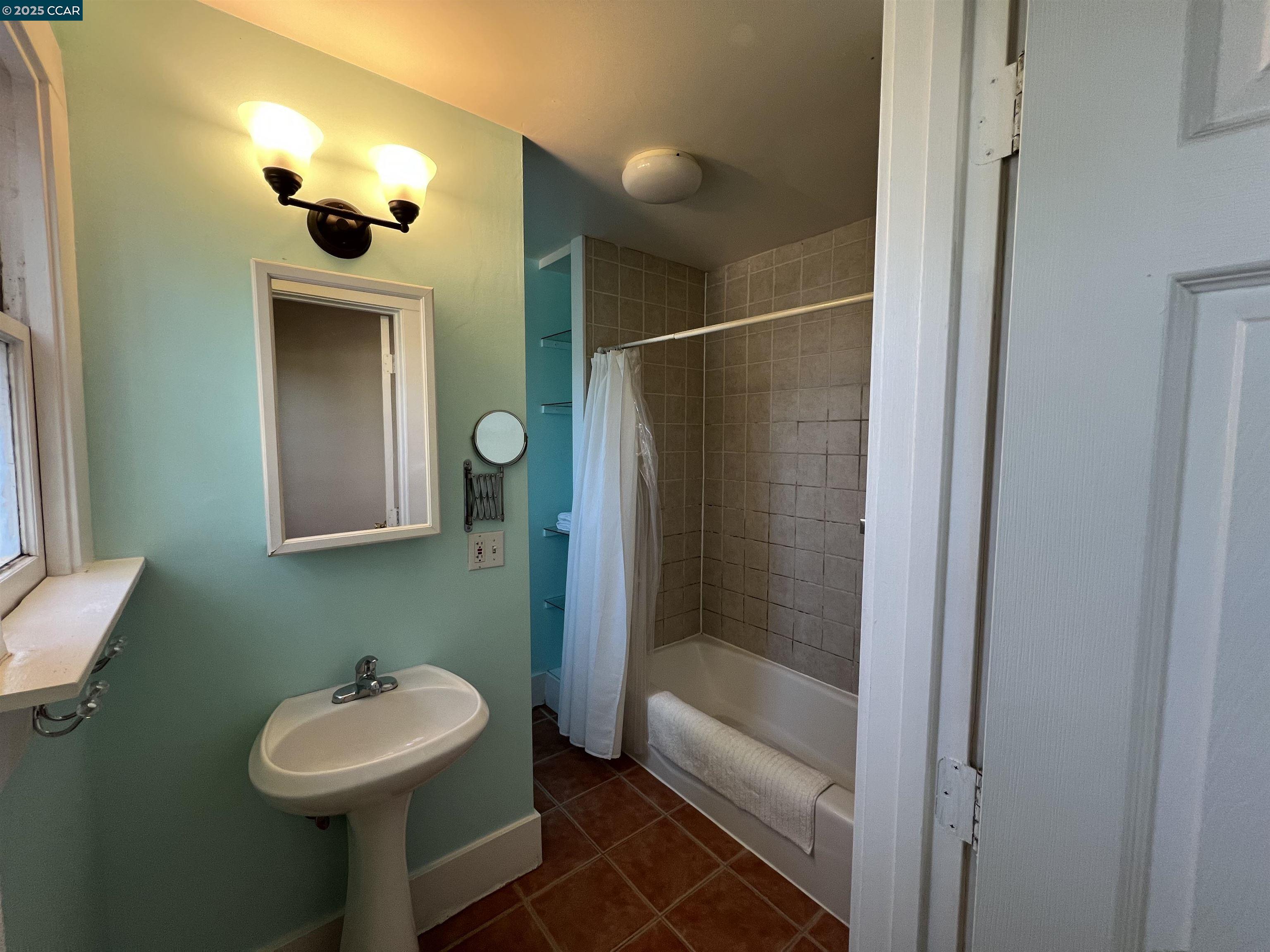 Detail Gallery Image 7 of 9 For Emerson St #3,  Berkeley,  CA 94703 - 1 Beds | 1 Baths