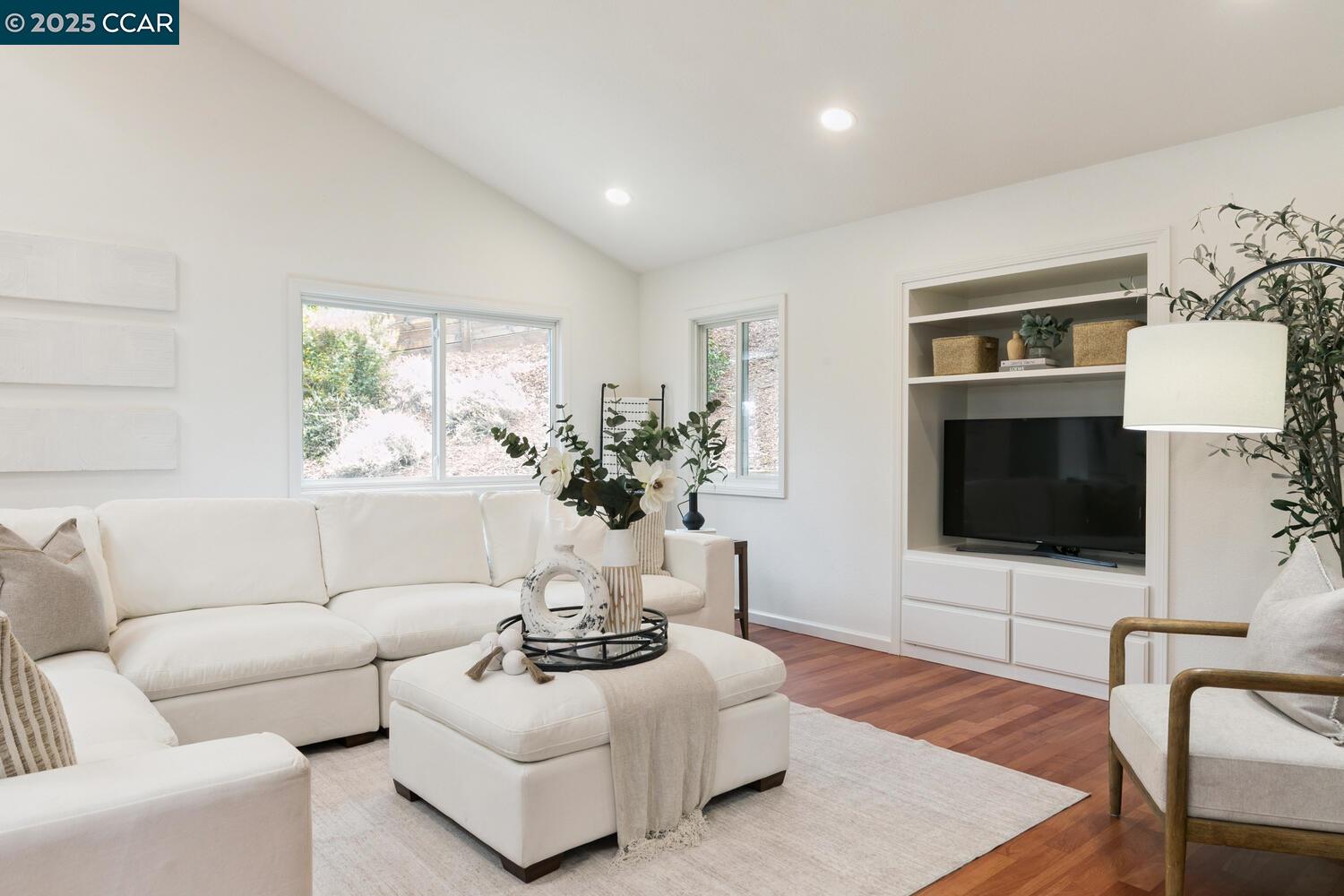 Detail Gallery Image 12 of 36 For 2 Deerfield Lane, Walnut Creek,  CA 94595 - 4 Beds | 3/1 Baths