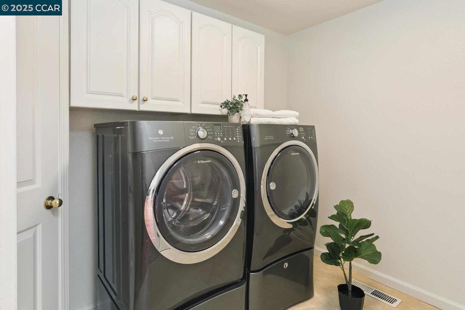 Detail Gallery Image 29 of 36 For 2 Deerfield Lane, Walnut Creek,  CA 94595 - 4 Beds | 3/1 Baths