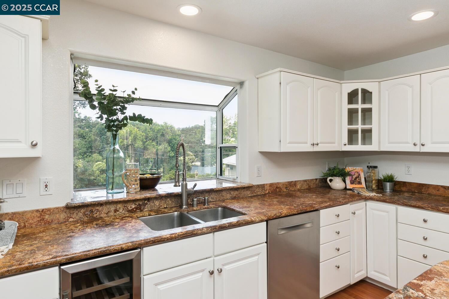 Detail Gallery Image 6 of 36 For 2 Deerfield Lane, Walnut Creek,  CA 94595 - 4 Beds | 3/1 Baths