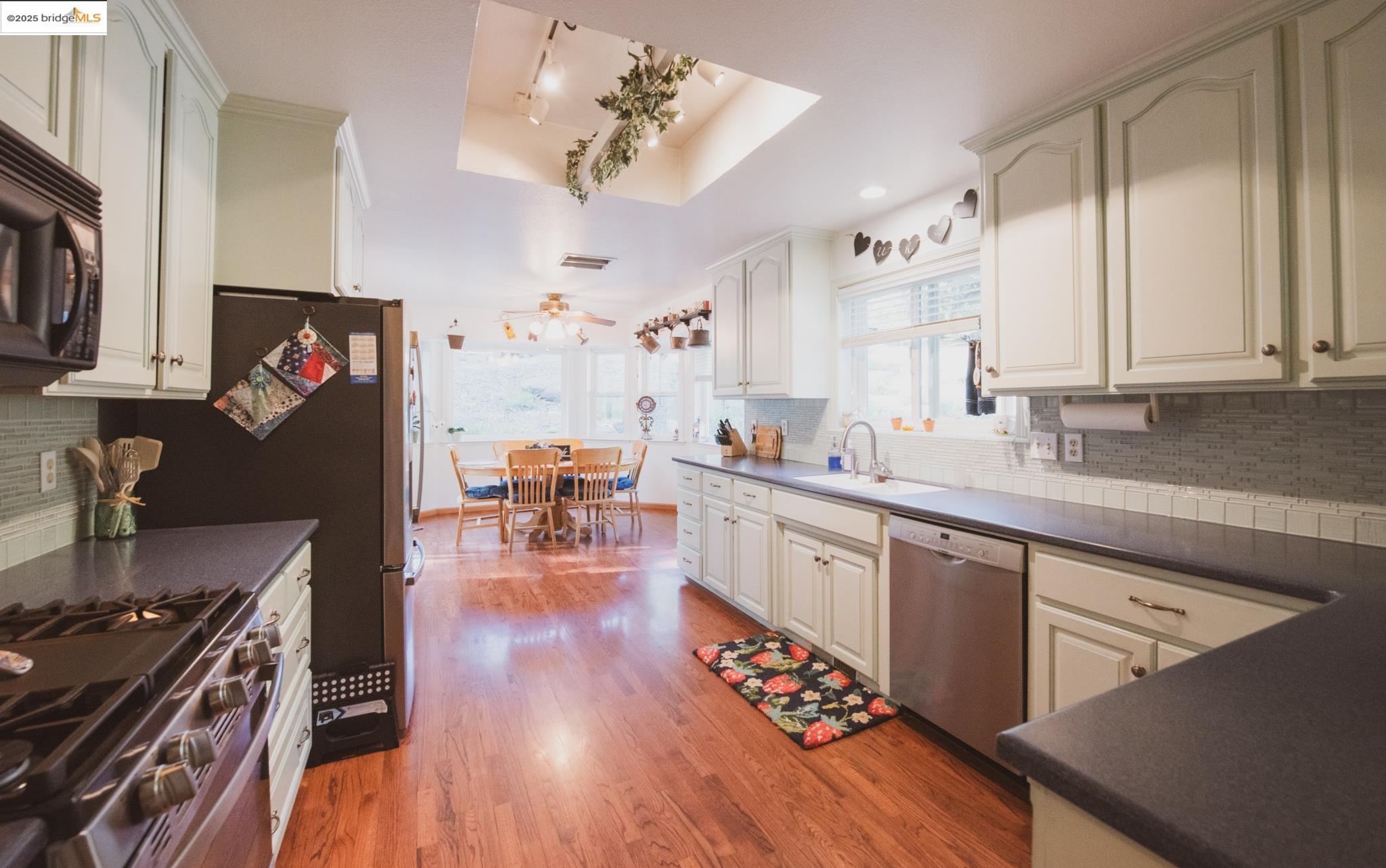Detail Gallery Image 7 of 49 For 15811 Bev Barron Rd, Sonora,  CA 95370 - 3 Beds | 2 Baths