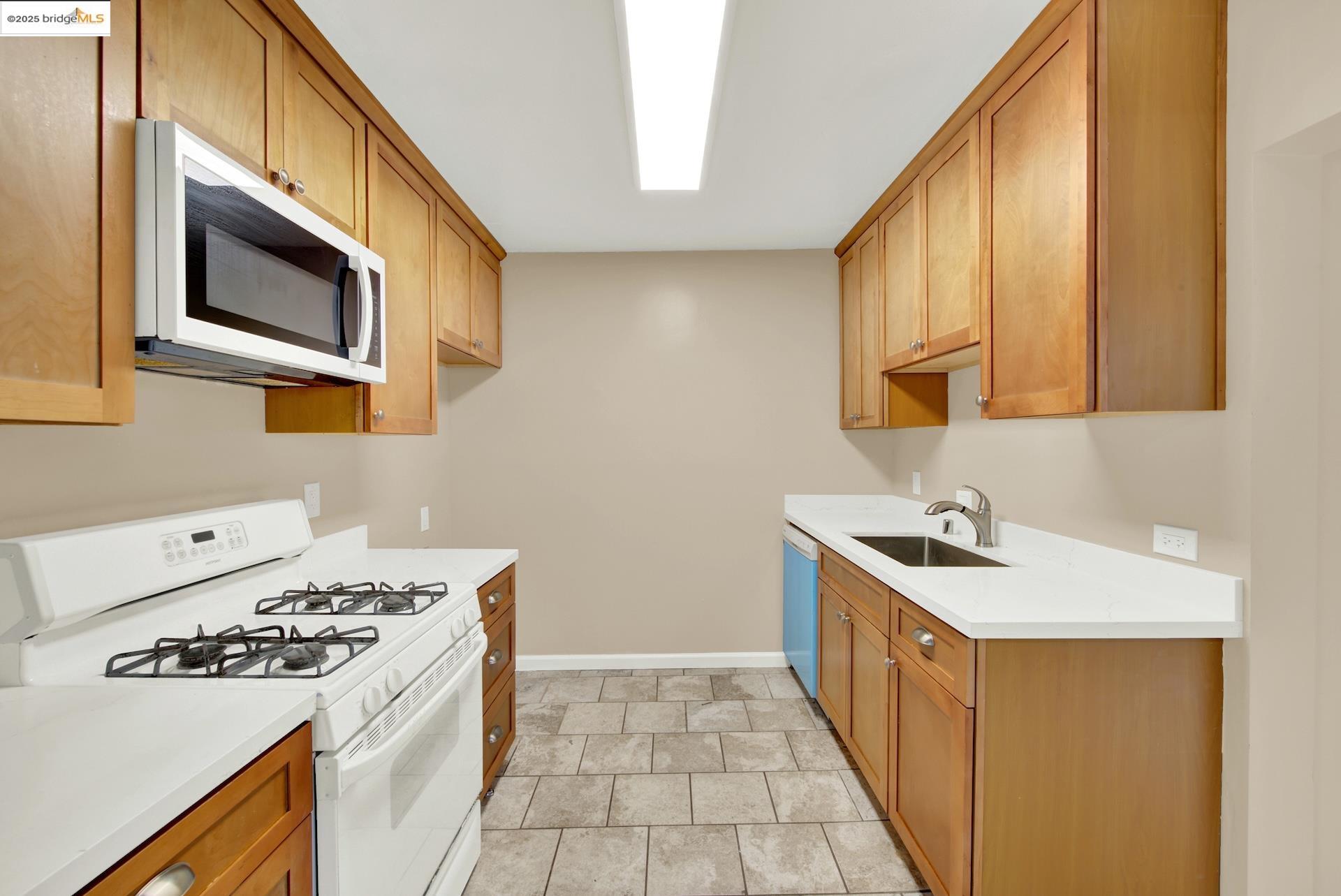 Detail Gallery Image 11 of 34 For 2706 75th Ave, Oakland,  CA 94605 - 3 Beds | 1 Baths