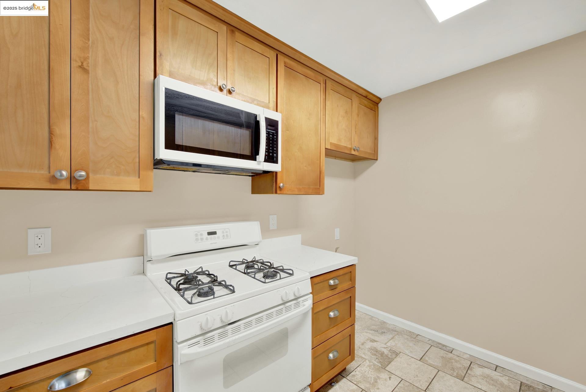 Detail Gallery Image 14 of 34 For 2706 75th Ave, Oakland,  CA 94605 - 3 Beds | 1 Baths