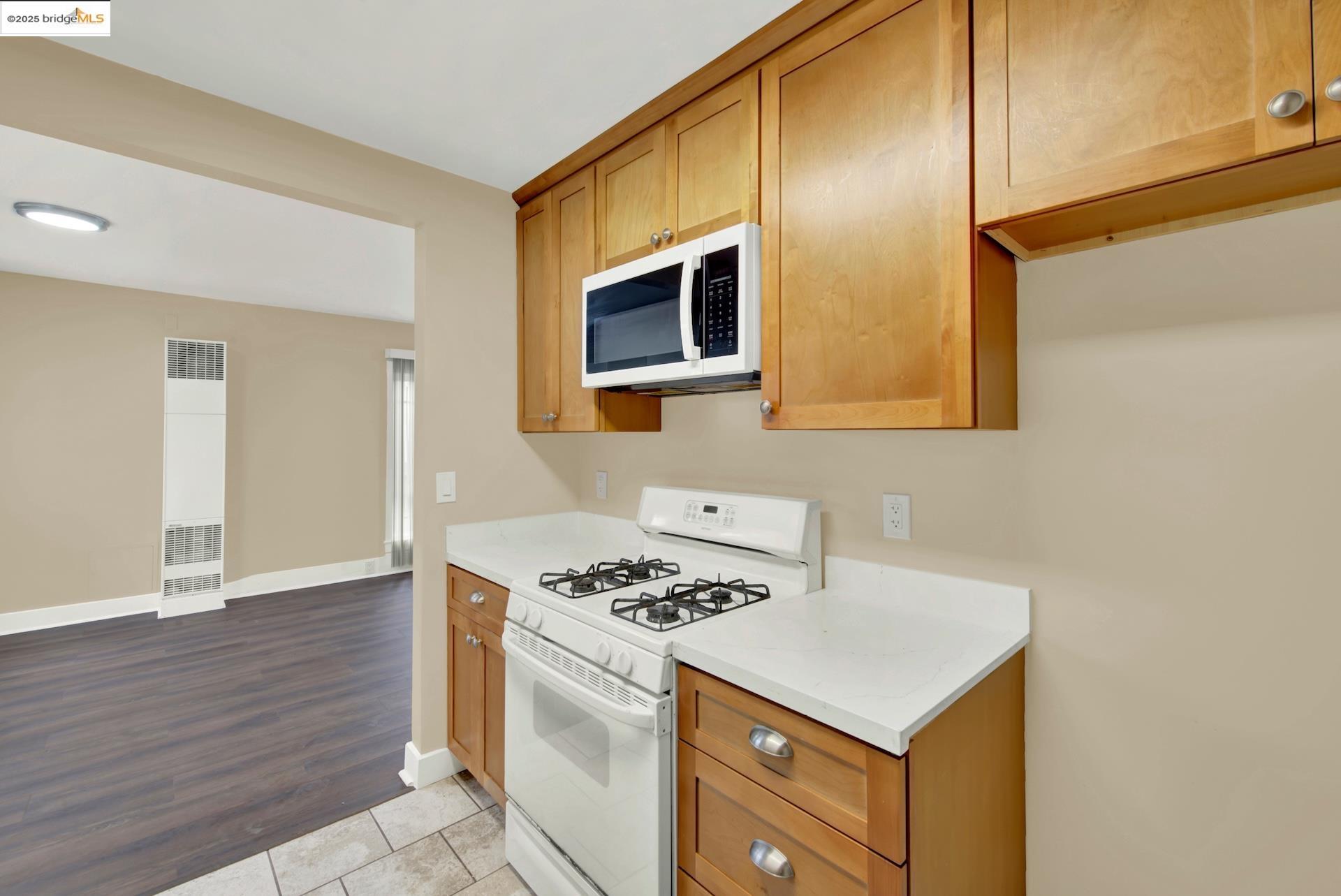 Detail Gallery Image 16 of 34 For 2706 75th Ave, Oakland,  CA 94605 - 3 Beds | 1 Baths