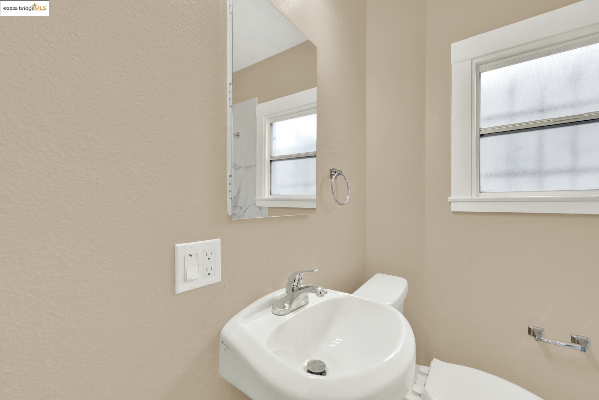 Detail Gallery Image 17 of 34 For 2706 75th Ave, Oakland,  CA 94605 - 3 Beds | 1 Baths