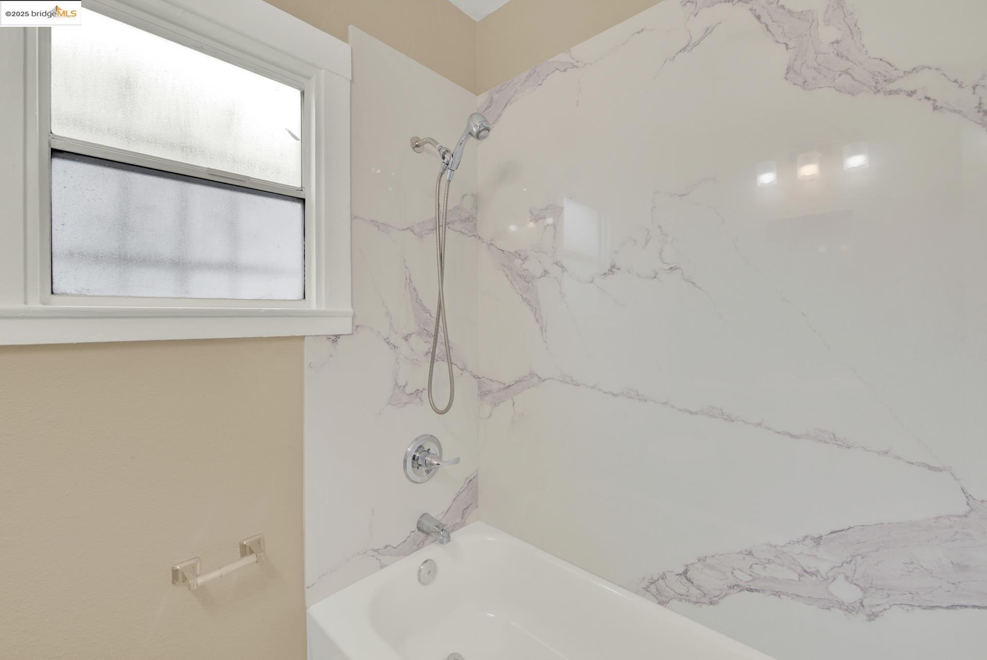 Detail Gallery Image 18 of 34 For 2706 75th Ave, Oakland,  CA 94605 - 3 Beds | 1 Baths