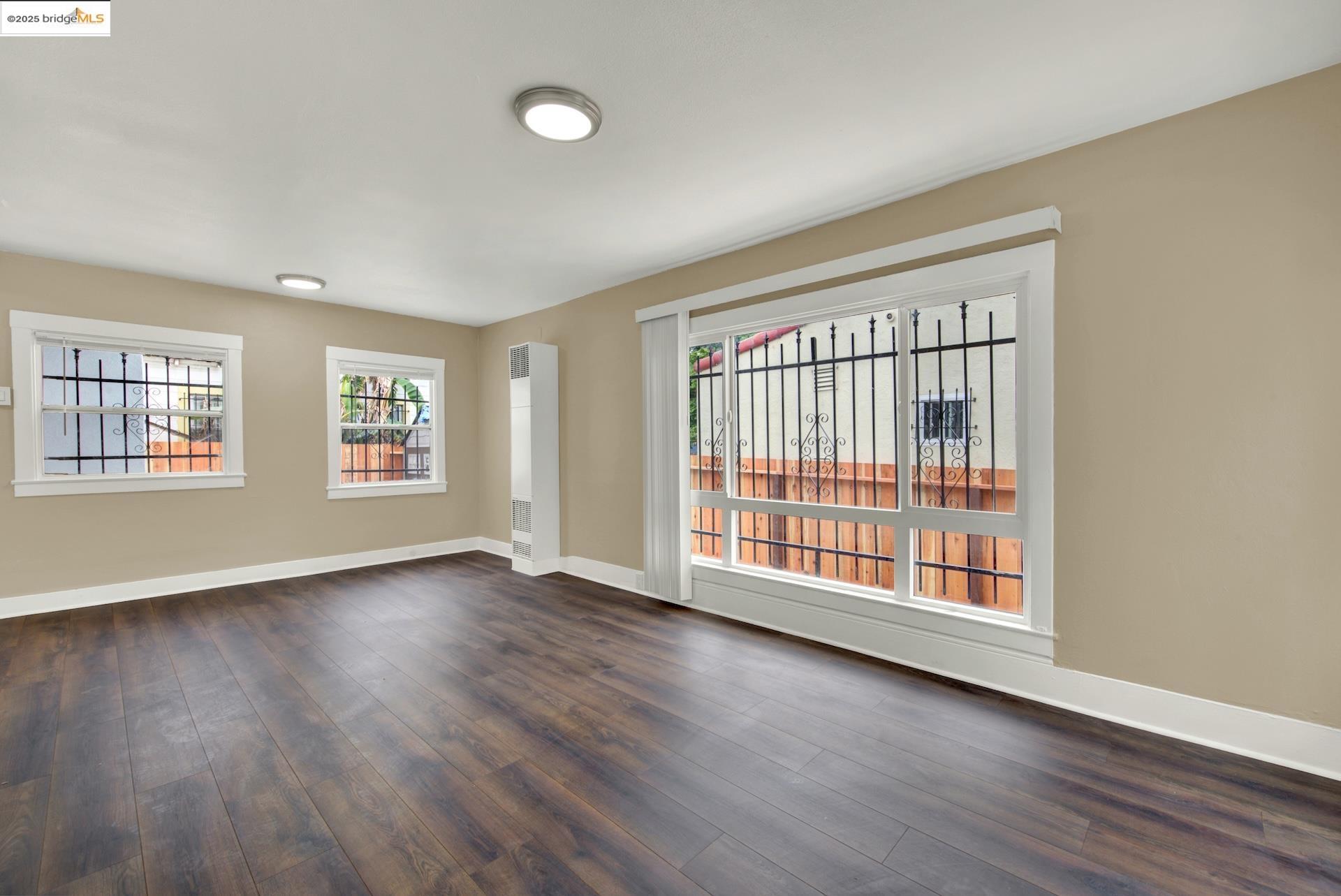 Detail Gallery Image 6 of 34 For 2706 75th Ave, Oakland,  CA 94605 - 3 Beds | 1 Baths