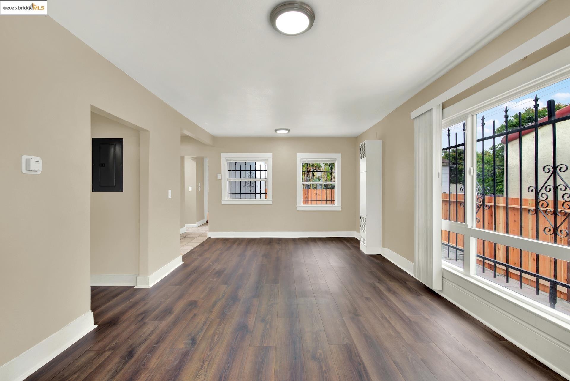 Detail Gallery Image 9 of 34 For 2706 75th Ave, Oakland,  CA 94605 - 3 Beds | 1 Baths