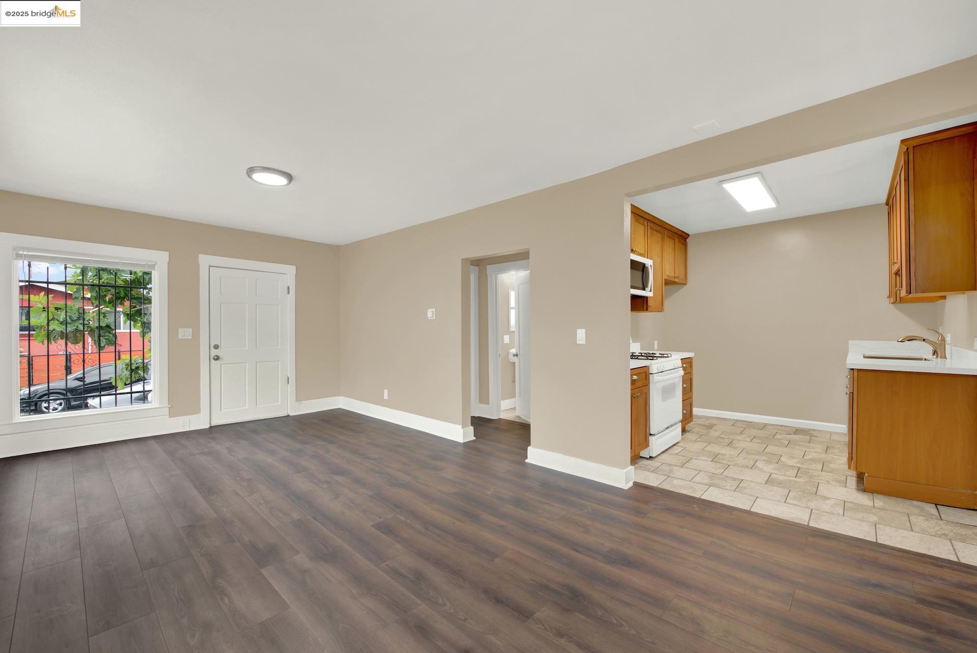 Detail Gallery Image 10 of 34 For 2706 75th Ave, Oakland,  CA 94605 - 3 Beds | 1 Baths