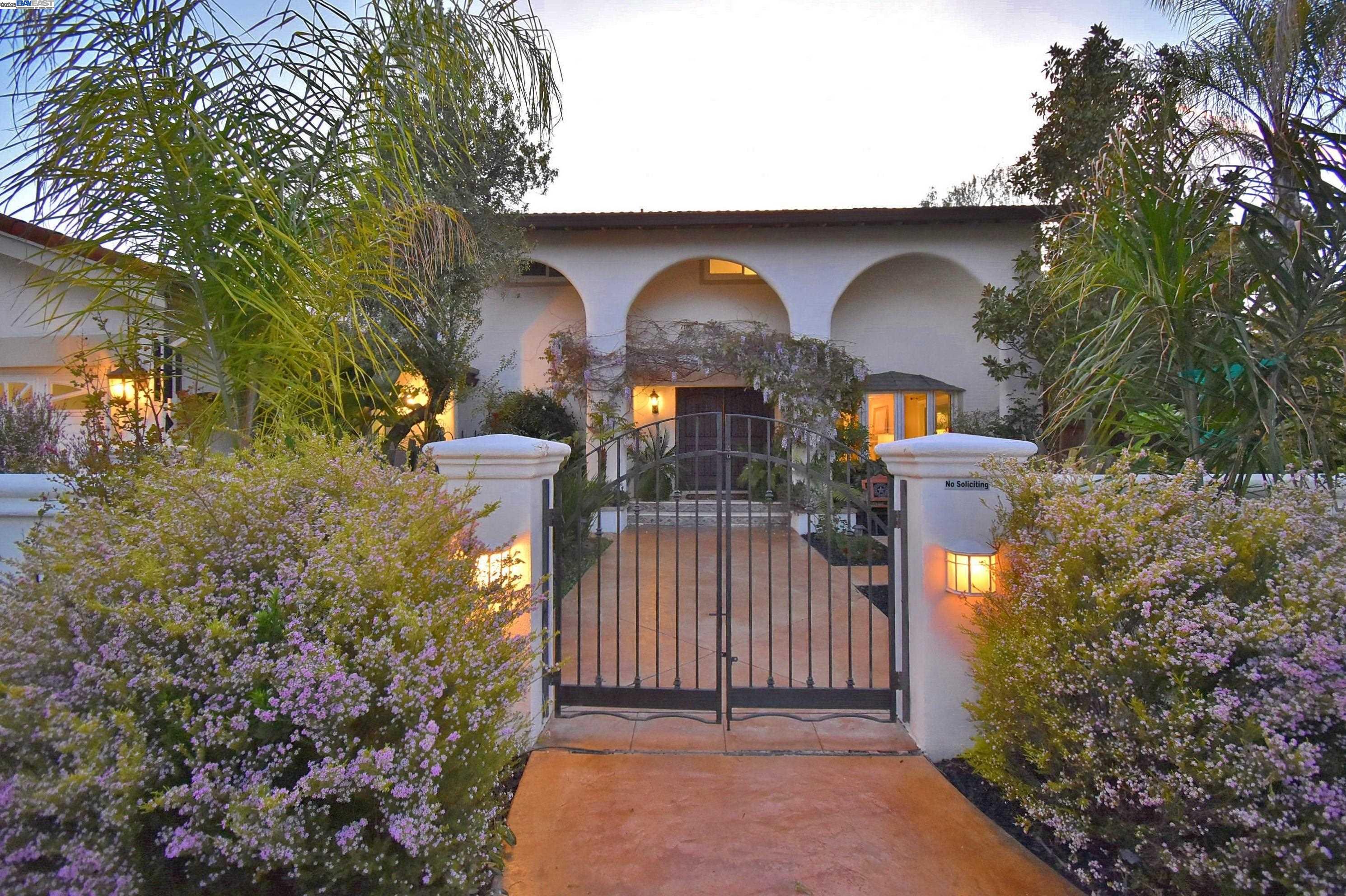 Detail Gallery Image 2 of 50 For 1626 Harlan Dr, Danville,  CA 94526 - 5 Beds | 2/1 Baths