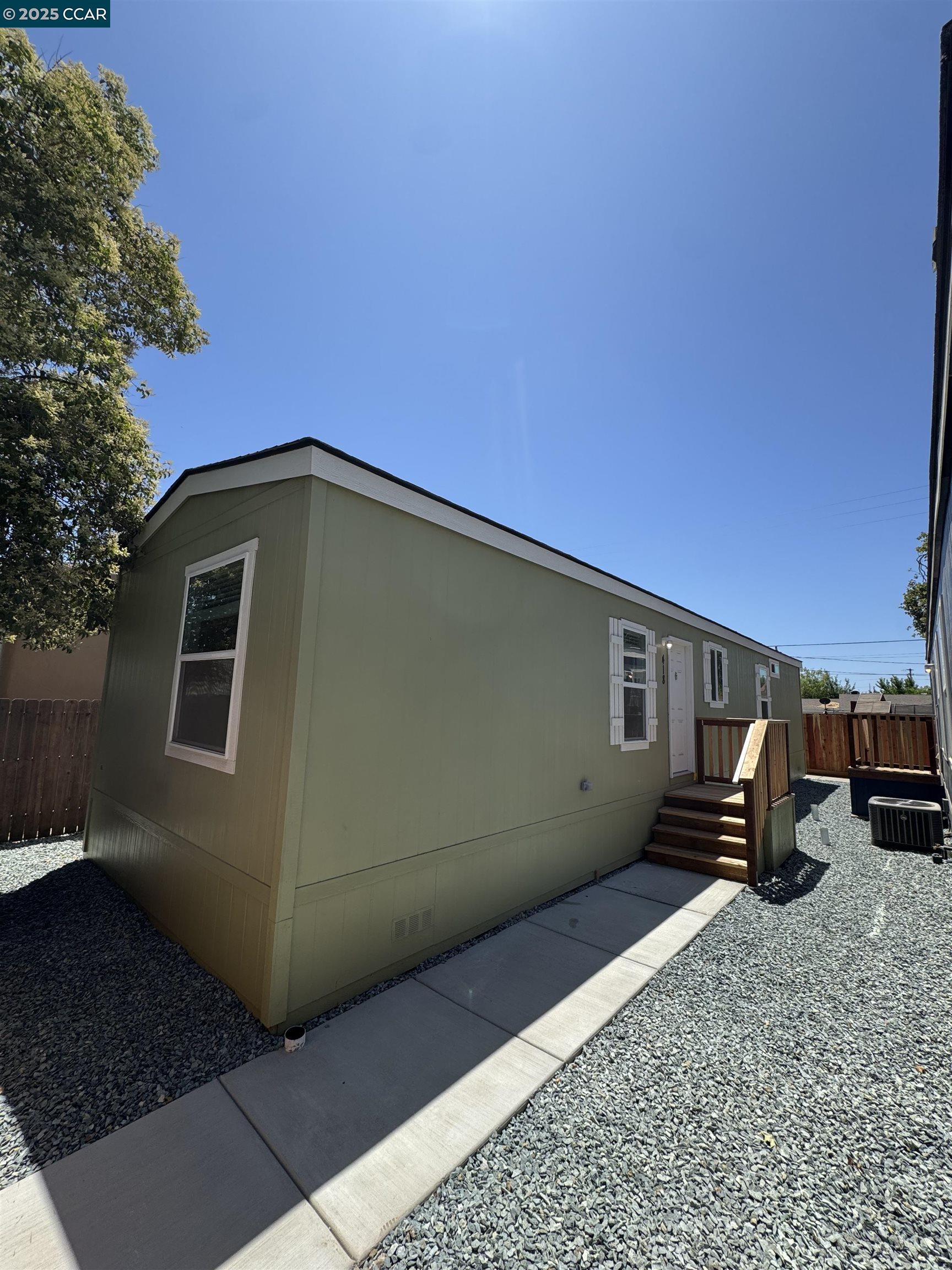 Detail Gallery Image 1 of 11 For 418 N School St, Lodi,  CA 95240 - 3 Beds | 2 Baths