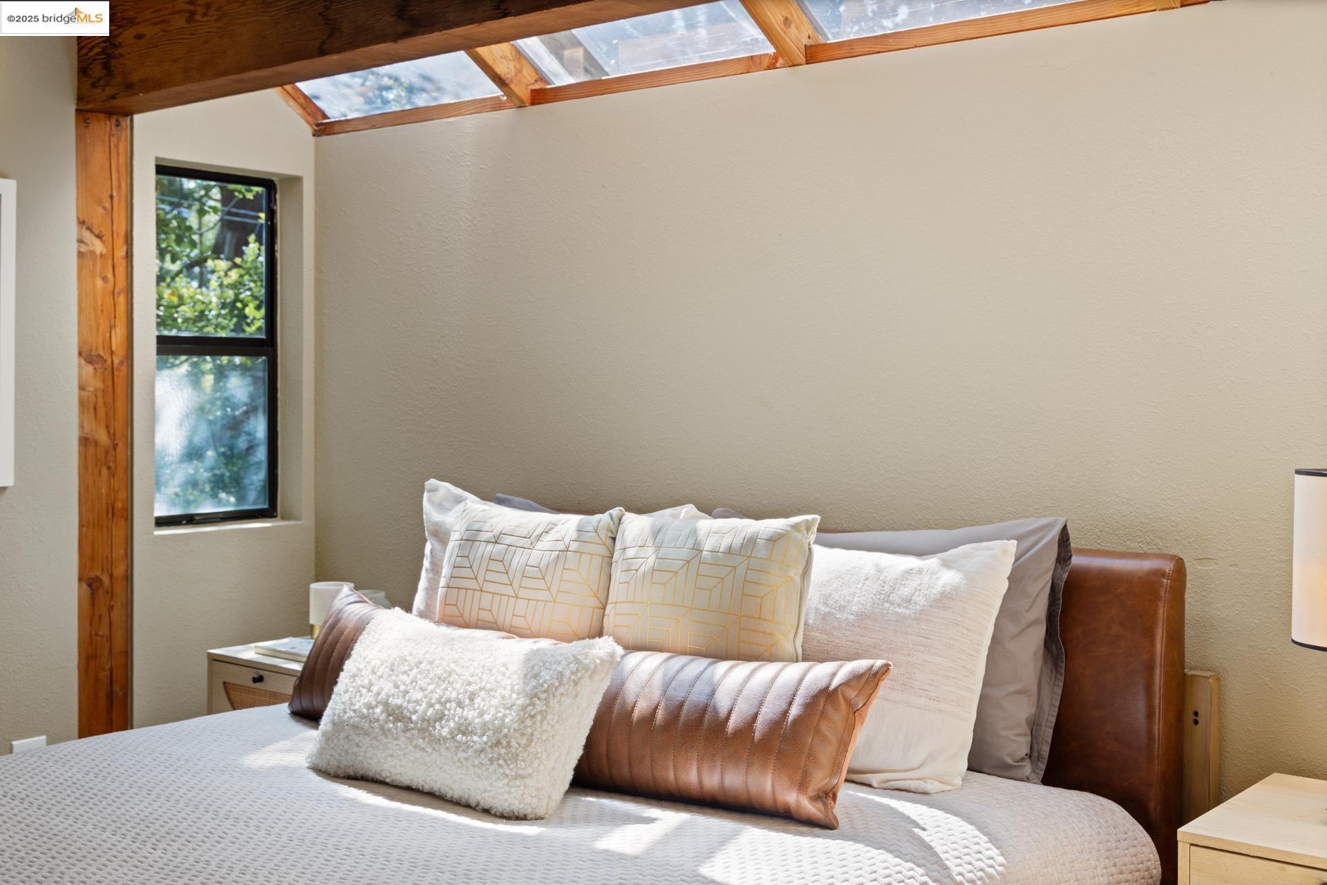 Detail Gallery Image 4 of 57 For 2686 Shasta Road, Berkeley,  CA 94708 - 3 Beds | 2/1 Baths