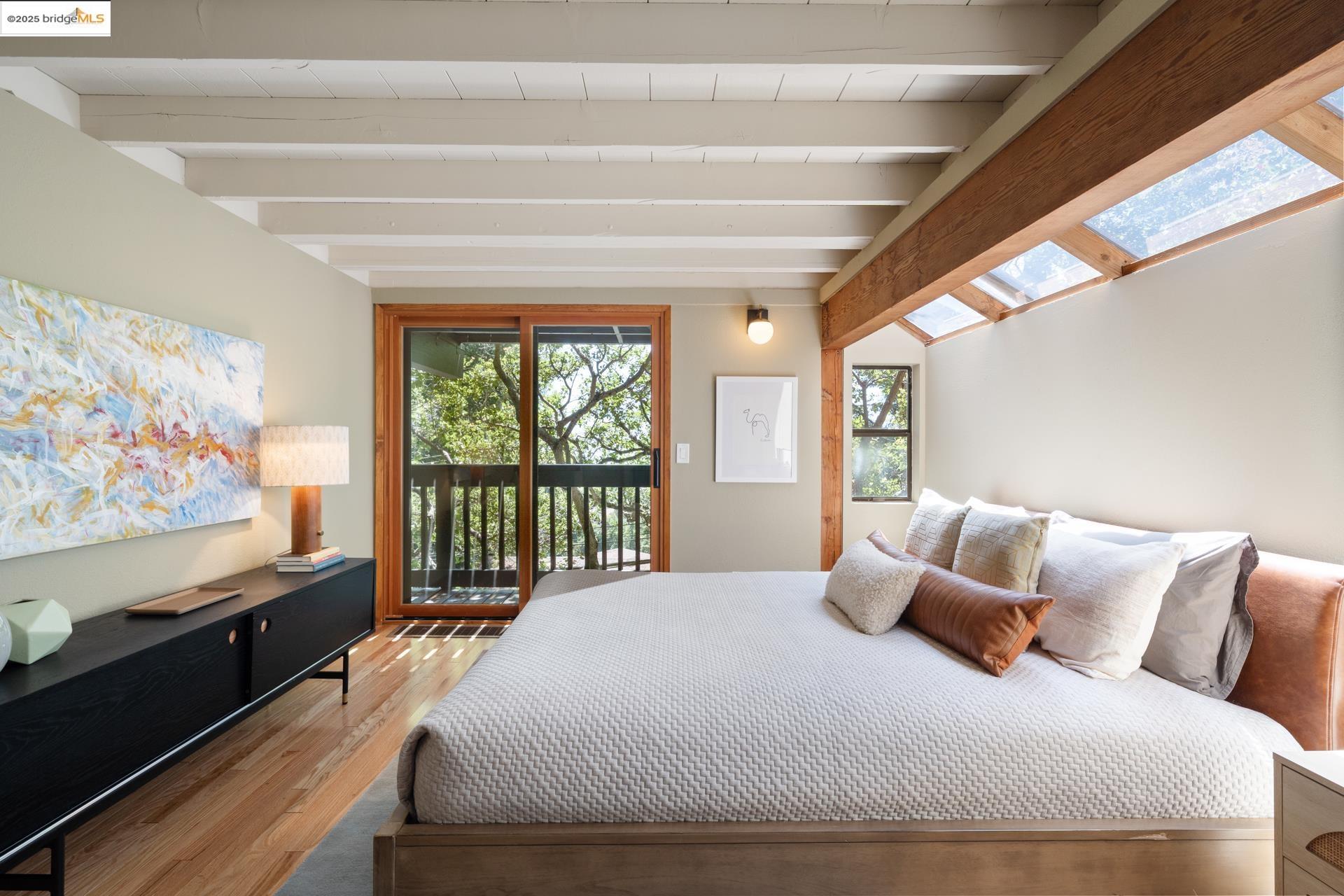 Detail Gallery Image 5 of 57 For 2686 Shasta Road, Berkeley,  CA 94708 - 3 Beds | 2/1 Baths