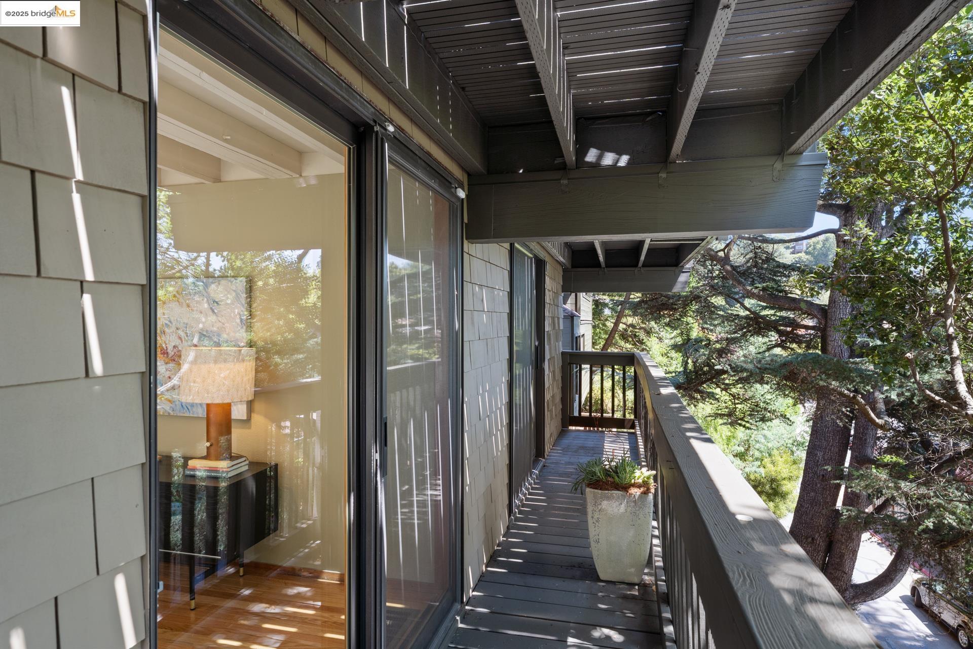 Detail Gallery Image 7 of 57 For 2686 Shasta Road, Berkeley,  CA 94708 - 3 Beds | 2/1 Baths