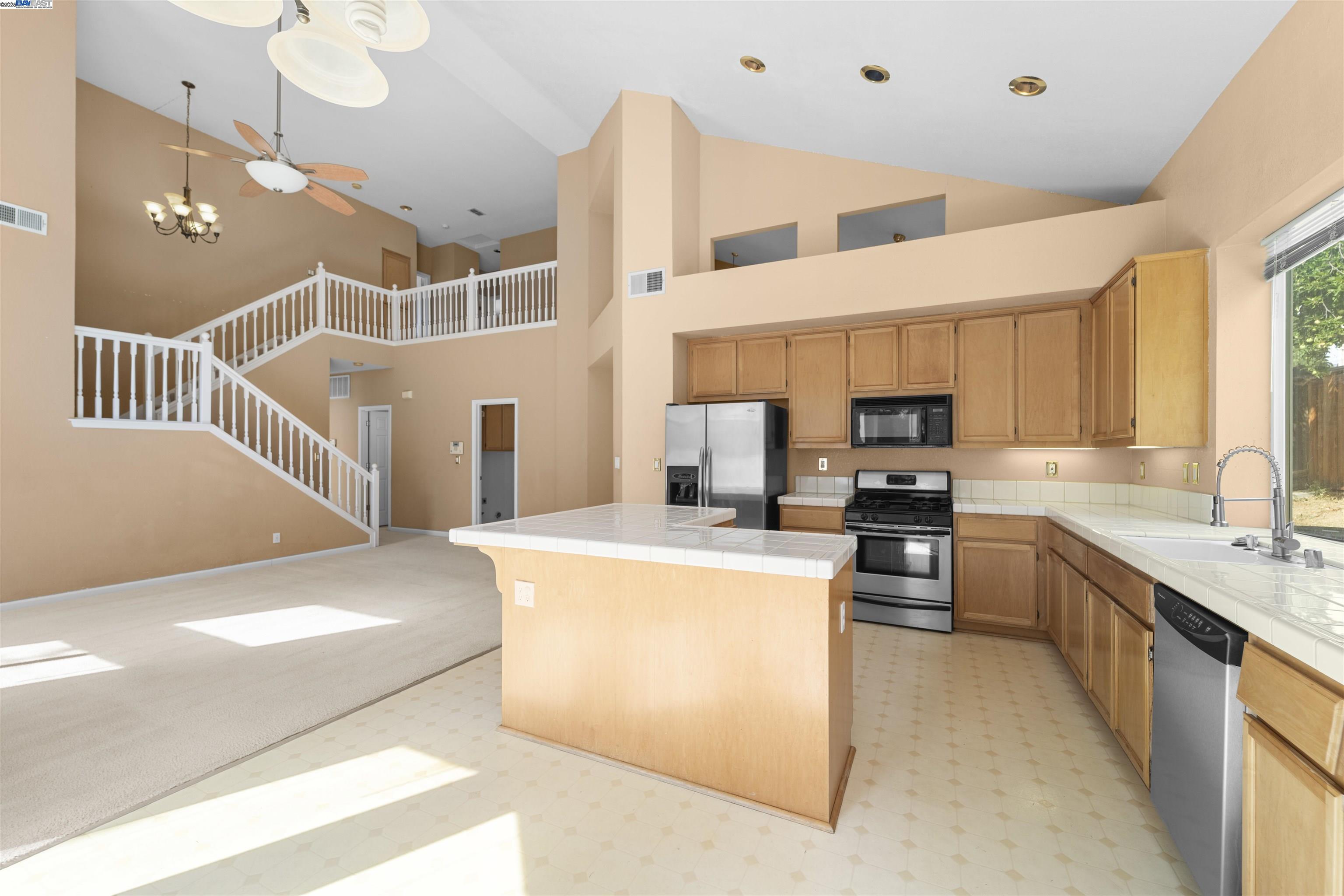 Detail Gallery Image 14 of 50 For 2601 Forty Niner Way, Antioch,  CA 94531 - 4 Beds | 2/1 Baths