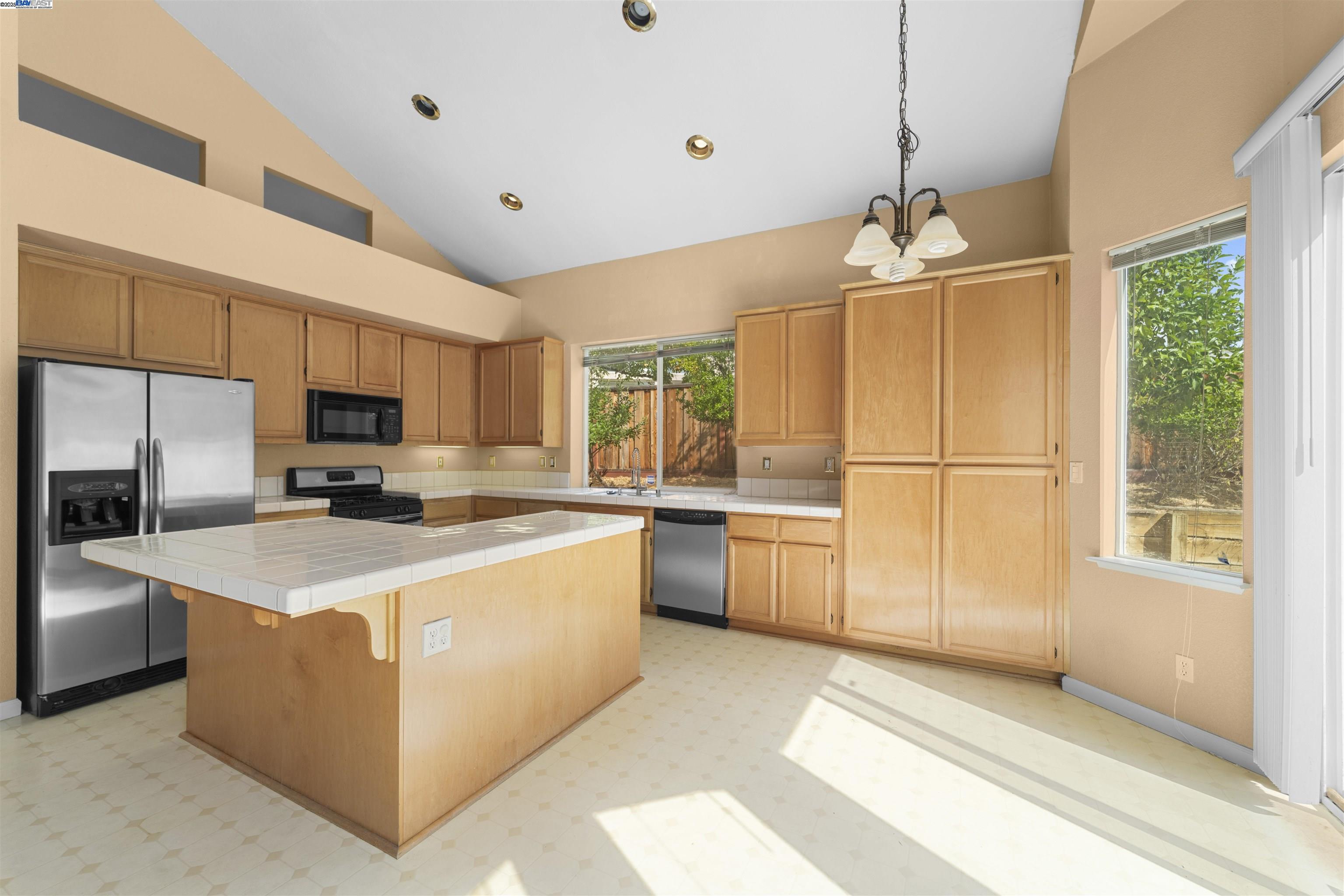Detail Gallery Image 16 of 50 For 2601 Forty Niner Way, Antioch,  CA 94531 - 4 Beds | 2/1 Baths
