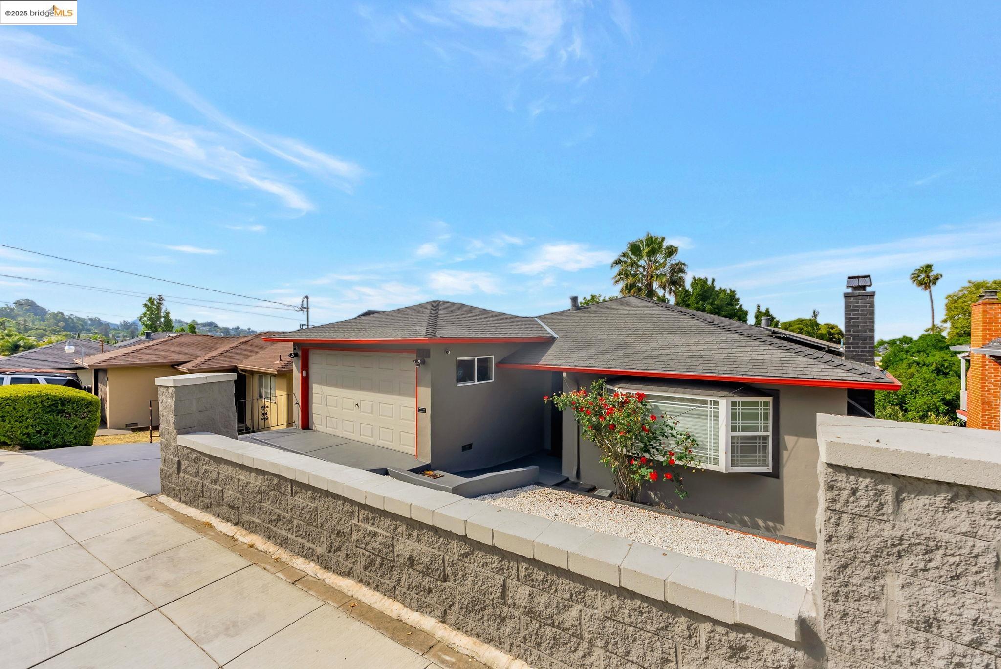 Detail Gallery Image 2 of 42 For 6941 Outlook Ave, Oakland,  CA 94605 - 3 Beds | 2 Baths