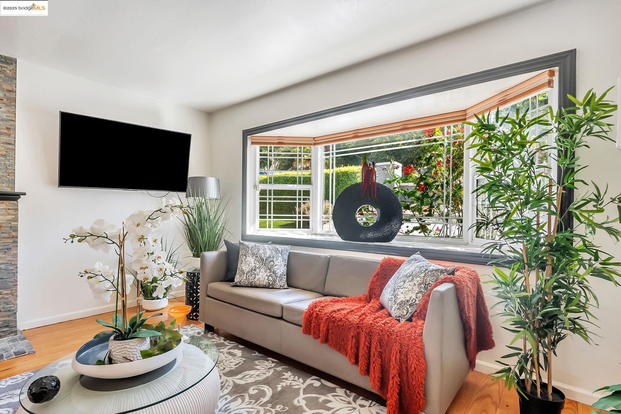 Detail Gallery Image 12 of 42 For 6941 Outlook Ave, Oakland,  CA 94605 - 3 Beds | 2 Baths