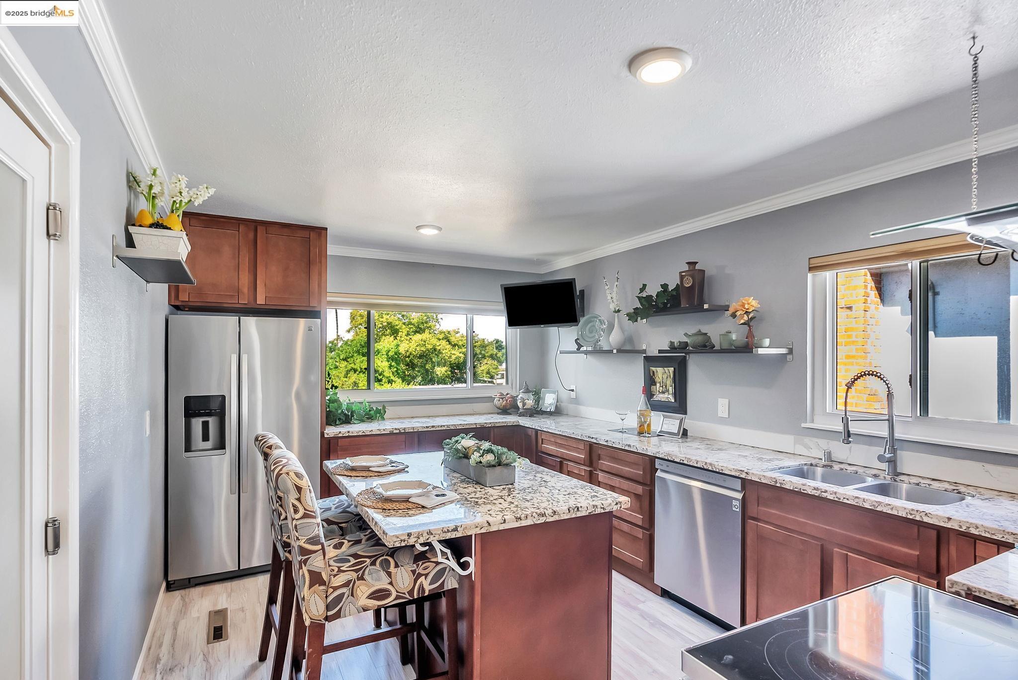 Detail Gallery Image 16 of 42 For 6941 Outlook Ave, Oakland,  CA 94605 - 3 Beds | 2 Baths