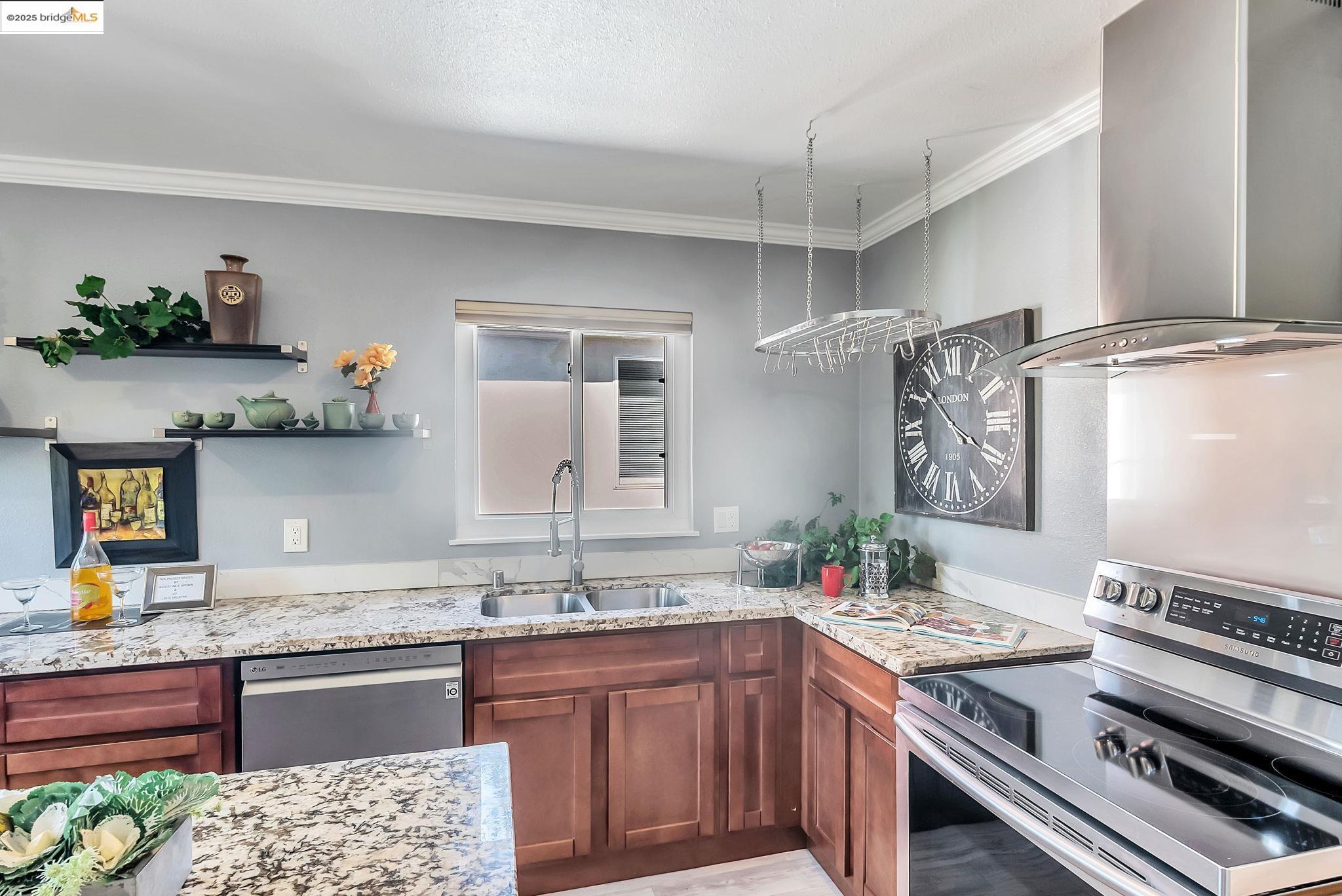 Detail Gallery Image 17 of 42 For 6941 Outlook Ave, Oakland,  CA 94605 - 3 Beds | 2 Baths