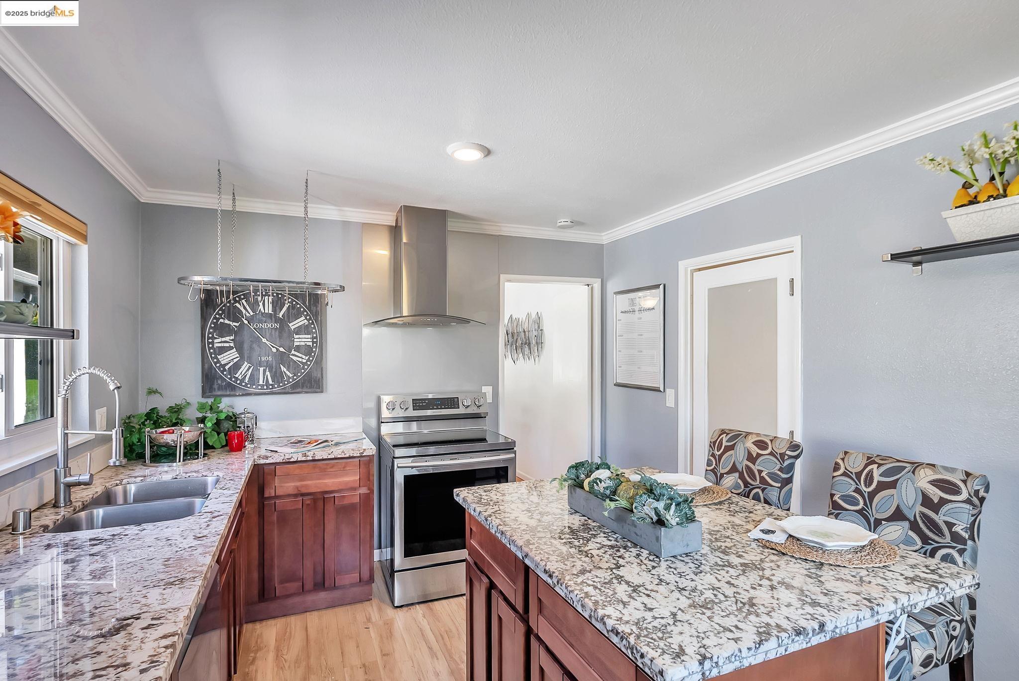 Detail Gallery Image 18 of 42 For 6941 Outlook Ave, Oakland,  CA 94605 - 3 Beds | 2 Baths
