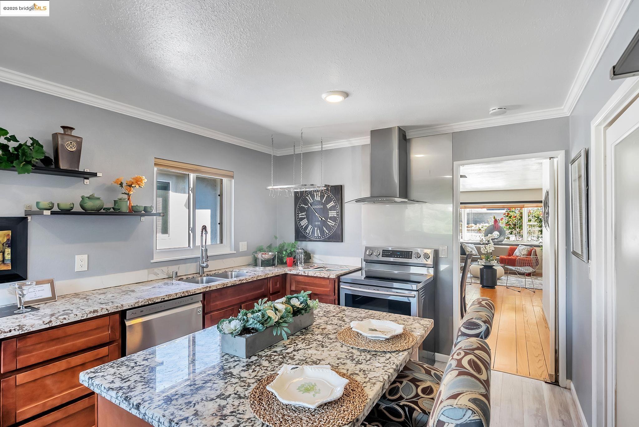 Detail Gallery Image 19 of 42 For 6941 Outlook Ave, Oakland,  CA 94605 - 3 Beds | 2 Baths