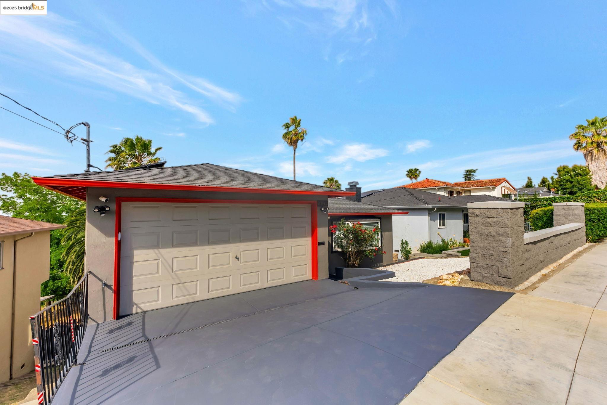 Detail Gallery Image 3 of 42 For 6941 Outlook Ave, Oakland,  CA 94605 - 3 Beds | 2 Baths