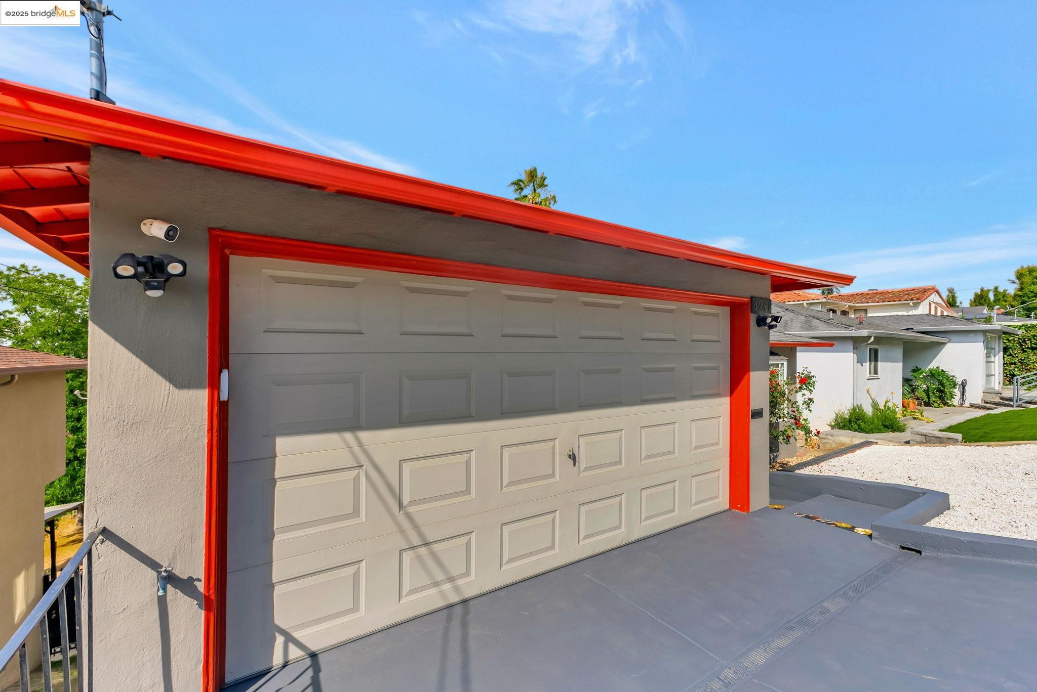 Detail Gallery Image 4 of 42 For 6941 Outlook Ave, Oakland,  CA 94605 - 3 Beds | 2 Baths