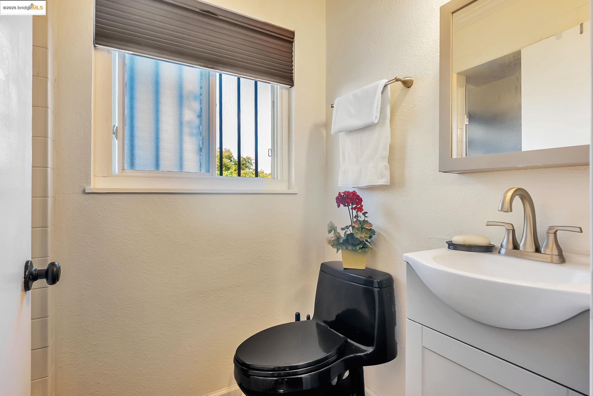 Detail Gallery Image 34 of 42 For 6941 Outlook Ave, Oakland,  CA 94605 - 3 Beds | 2 Baths