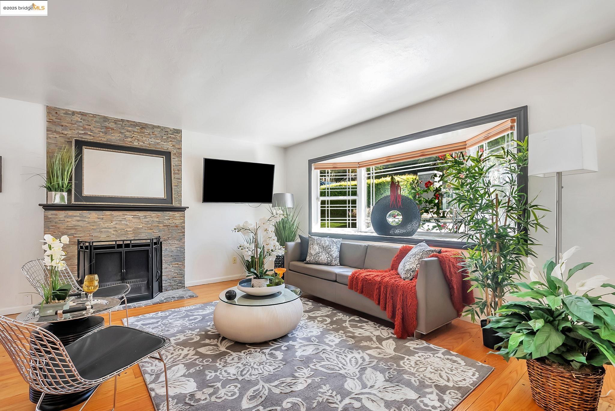 Detail Gallery Image 8 of 42 For 6941 Outlook Ave, Oakland,  CA 94605 - 3 Beds | 2 Baths