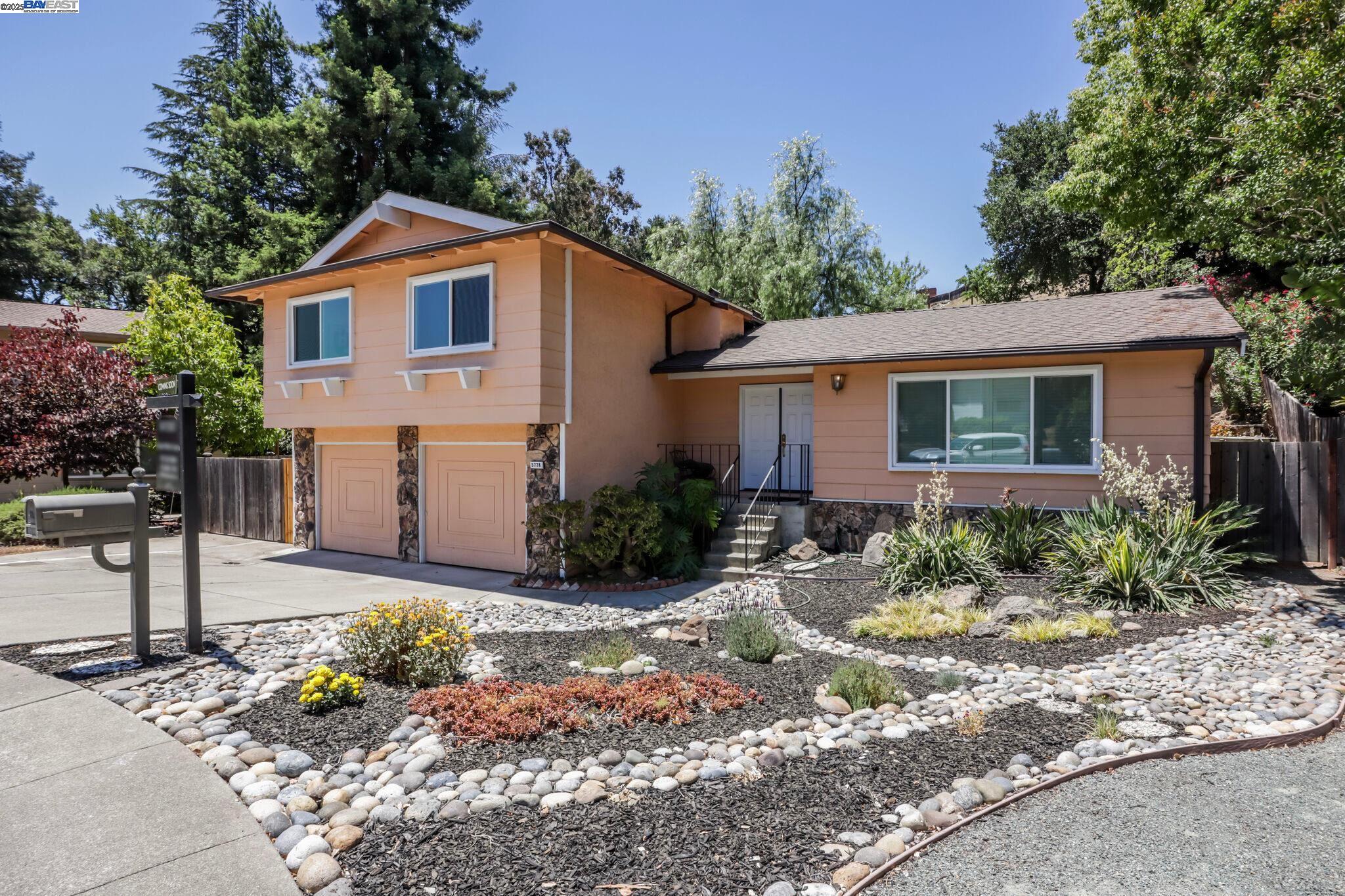 Detail Gallery Image 2 of 44 For 5778 Mountain Ct, Castro Valley,  CA 94552 - 4 Beds | 2/1 Baths