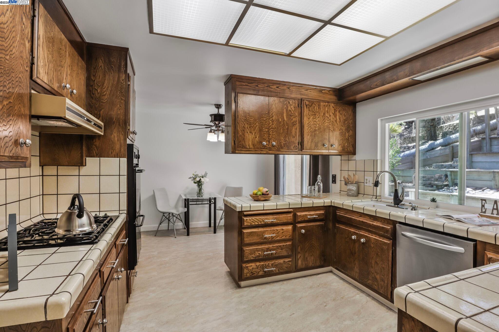 Detail Gallery Image 11 of 44 For 5778 Mountain Ct, Castro Valley,  CA 94552 - 4 Beds | 2/1 Baths