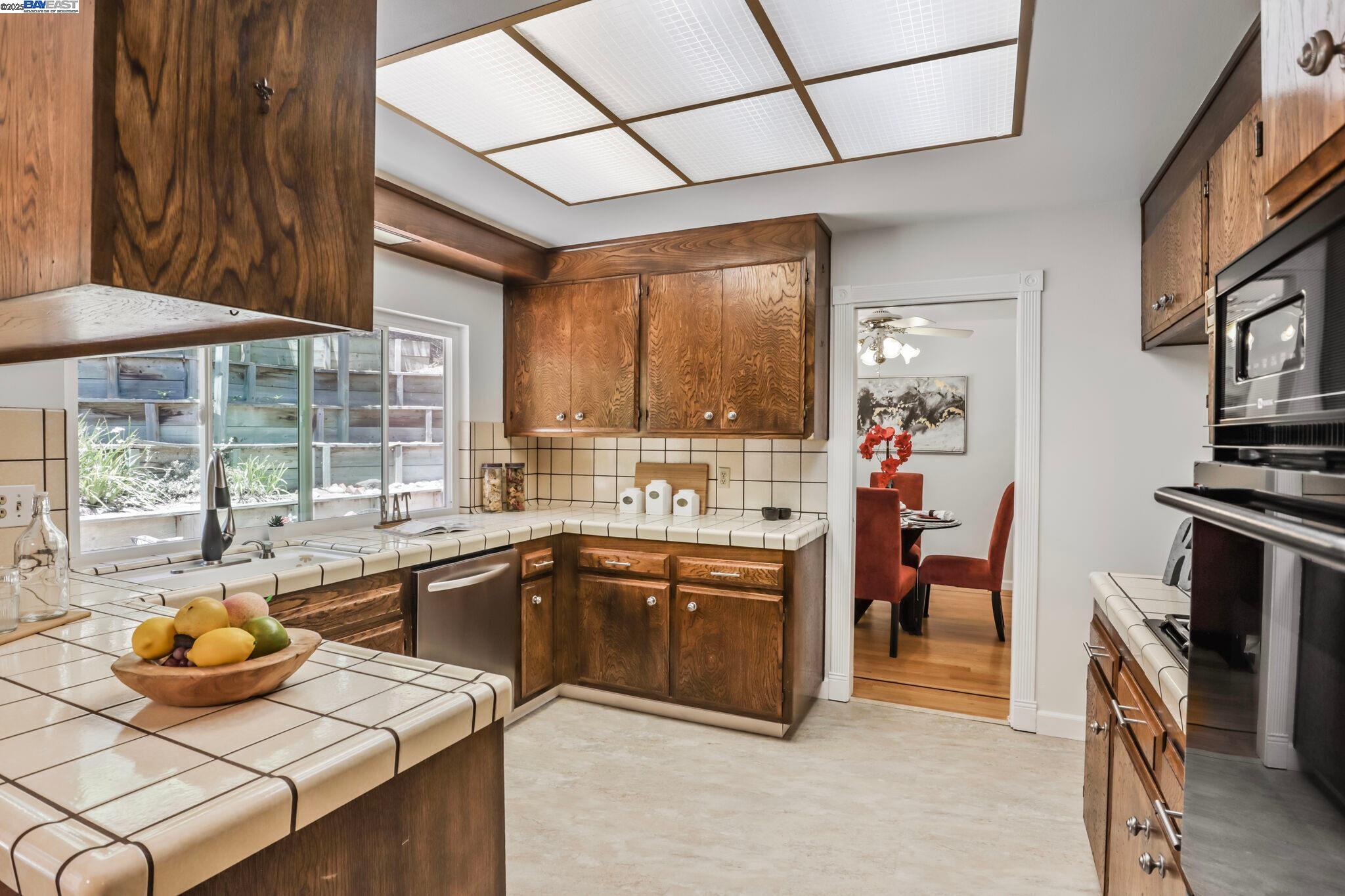 Detail Gallery Image 12 of 44 For 5778 Mountain Ct, Castro Valley,  CA 94552 - 4 Beds | 2/1 Baths