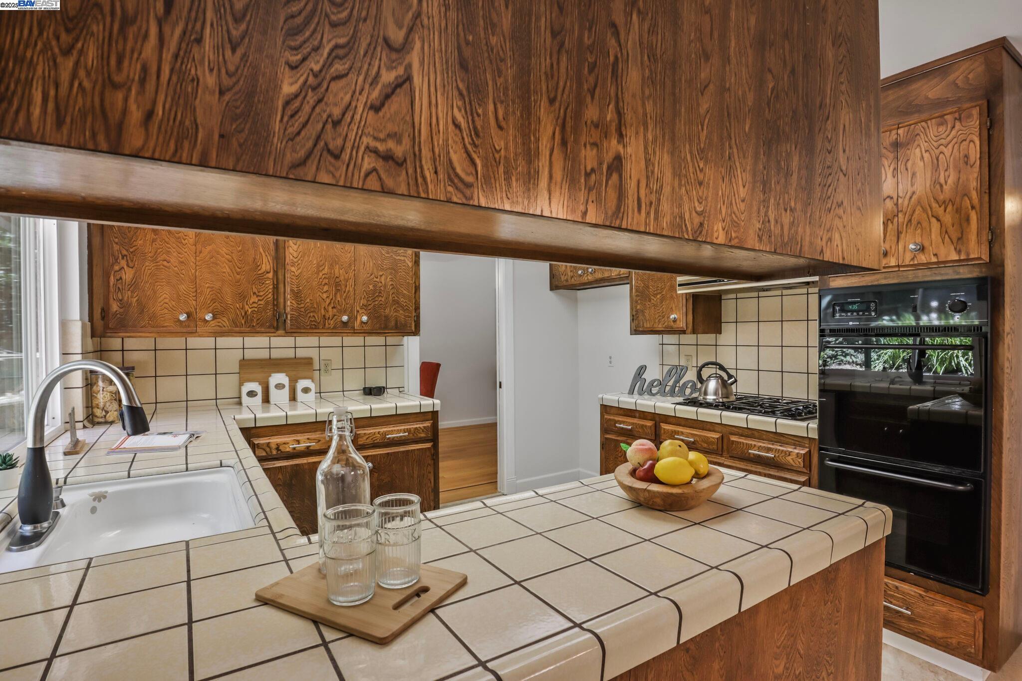 Detail Gallery Image 13 of 44 For 5778 Mountain Ct, Castro Valley,  CA 94552 - 4 Beds | 2/1 Baths