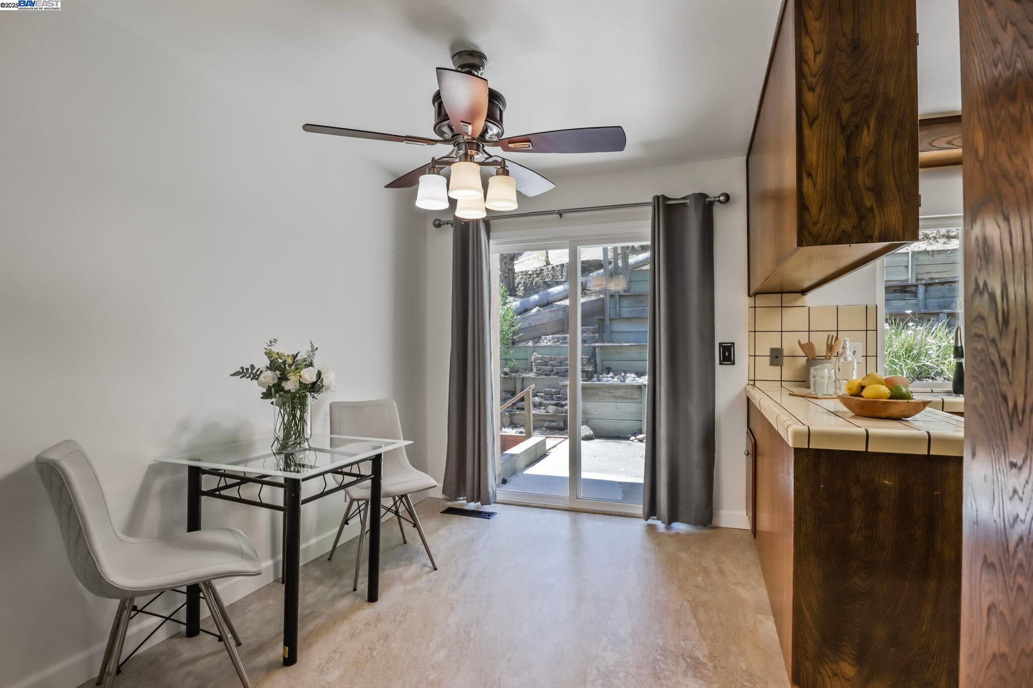 Detail Gallery Image 14 of 44 For 5778 Mountain Ct, Castro Valley,  CA 94552 - 4 Beds | 2/1 Baths