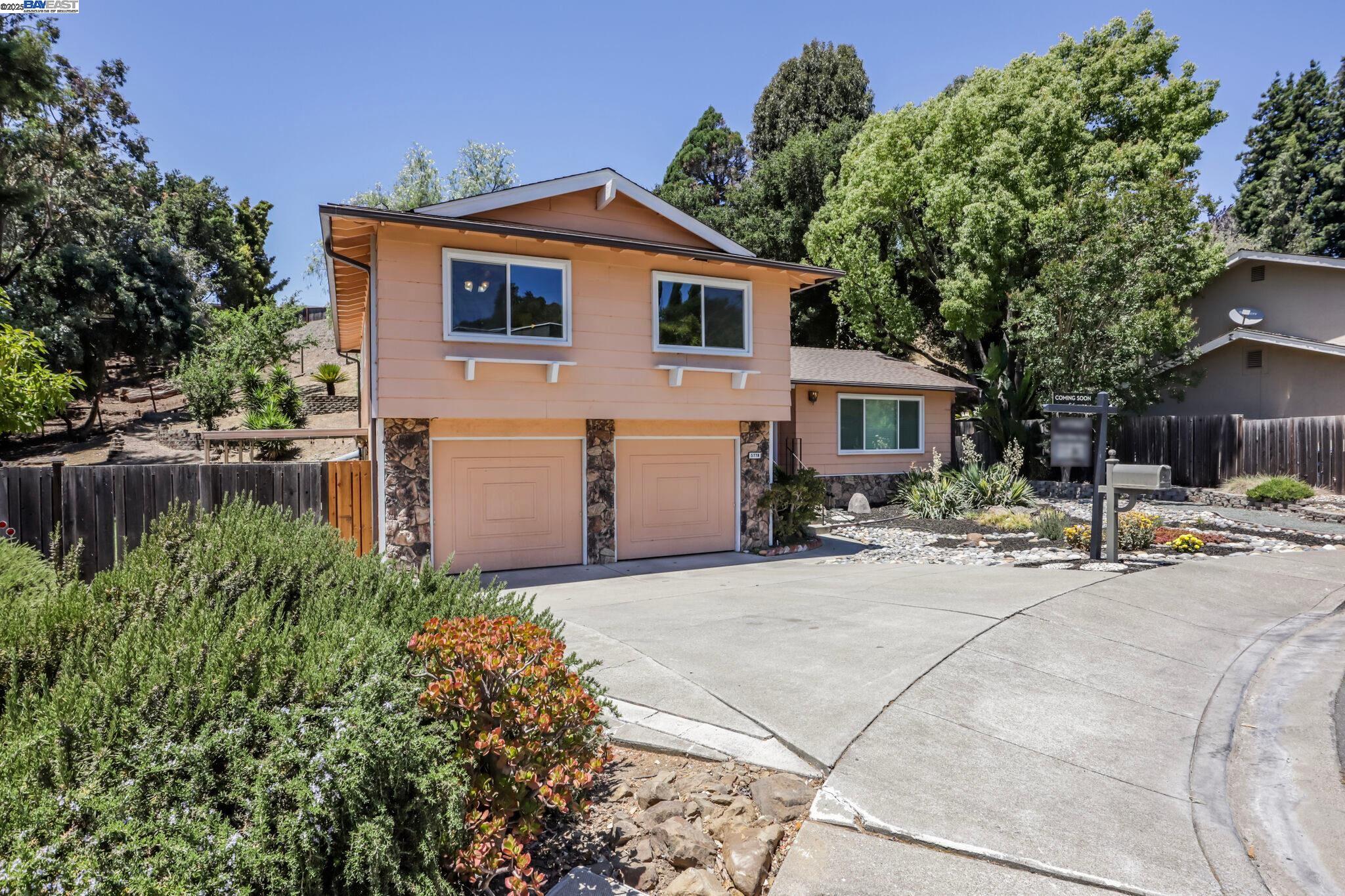 Detail Gallery Image 3 of 44 For 5778 Mountain Ct, Castro Valley,  CA 94552 - 4 Beds | 2/1 Baths