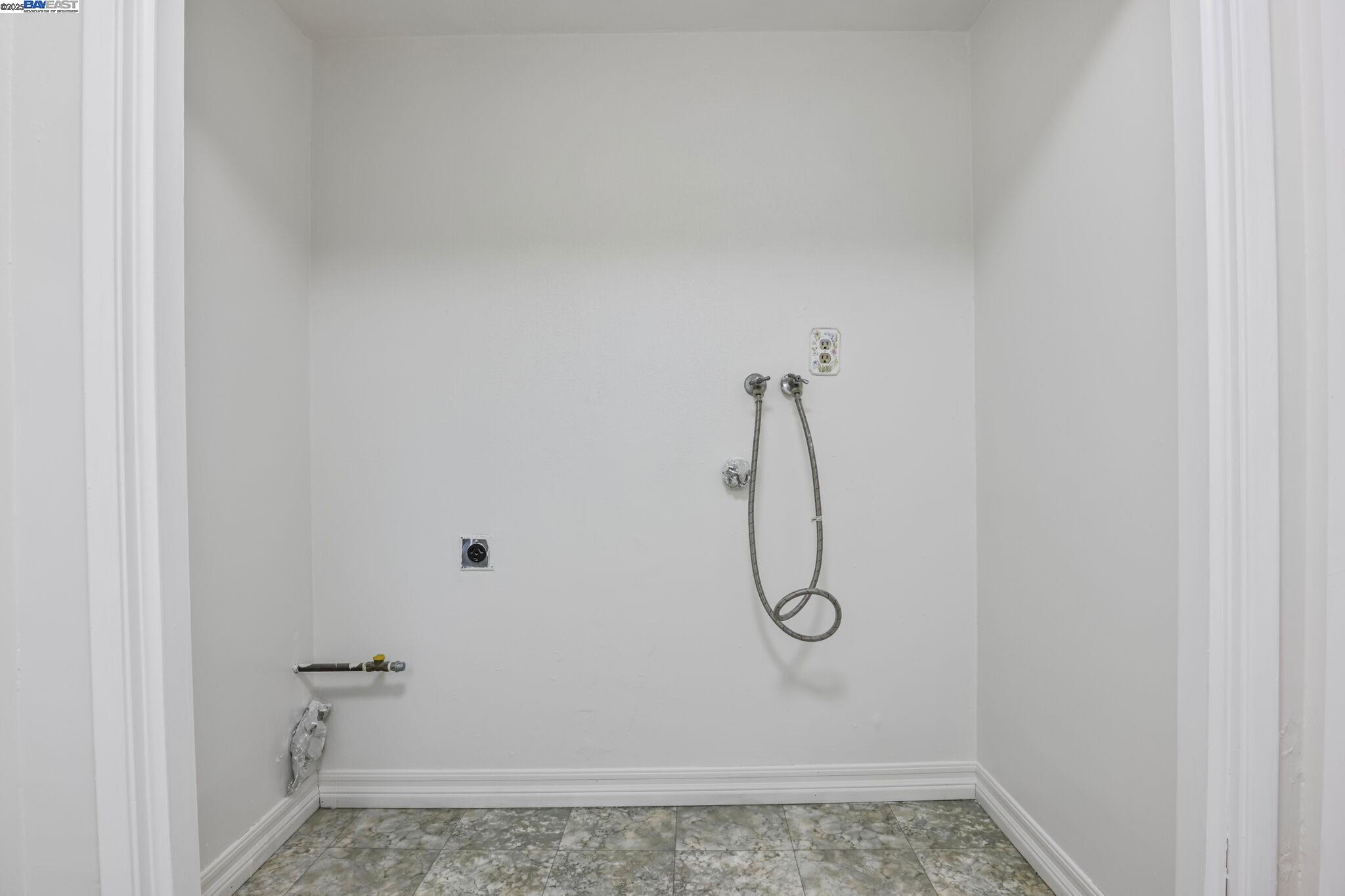 Detail Gallery Image 25 of 44 For 5778 Mountain Ct, Castro Valley,  CA 94552 - 4 Beds | 2/1 Baths