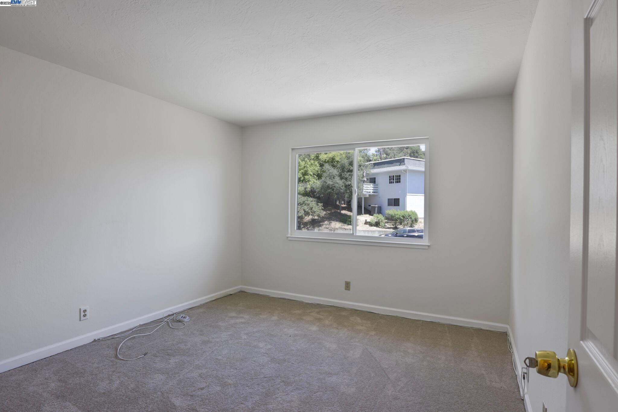 Detail Gallery Image 26 of 44 For 5778 Mountain Ct, Castro Valley,  CA 94552 - 4 Beds | 2/1 Baths
