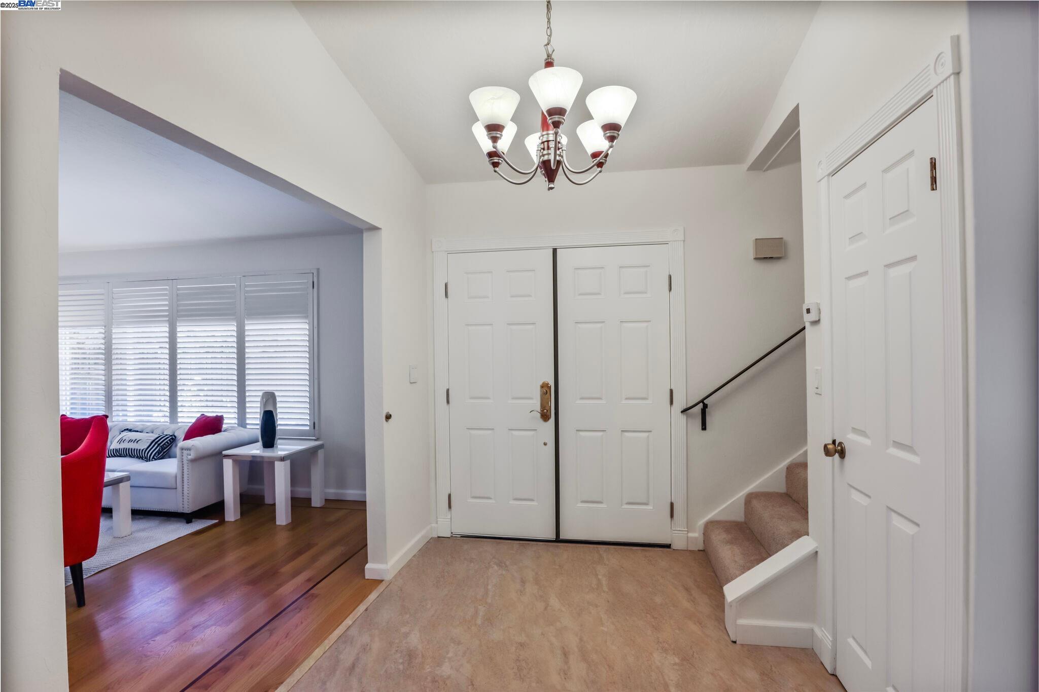 Detail Gallery Image 4 of 44 For 5778 Mountain Ct, Castro Valley,  CA 94552 - 4 Beds | 2/1 Baths