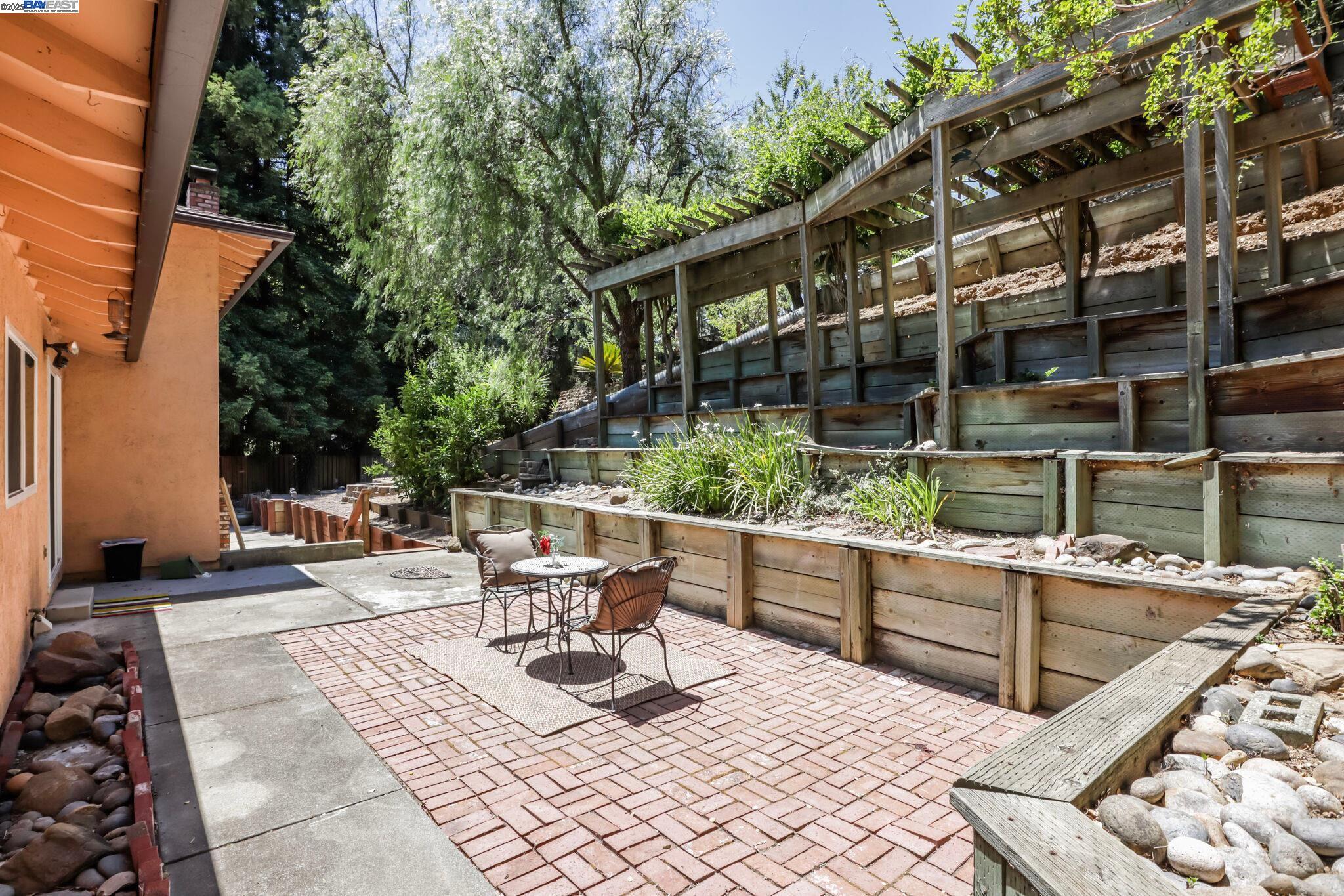 Detail Gallery Image 36 of 44 For 5778 Mountain Ct, Castro Valley,  CA 94552 - 4 Beds | 2/1 Baths
