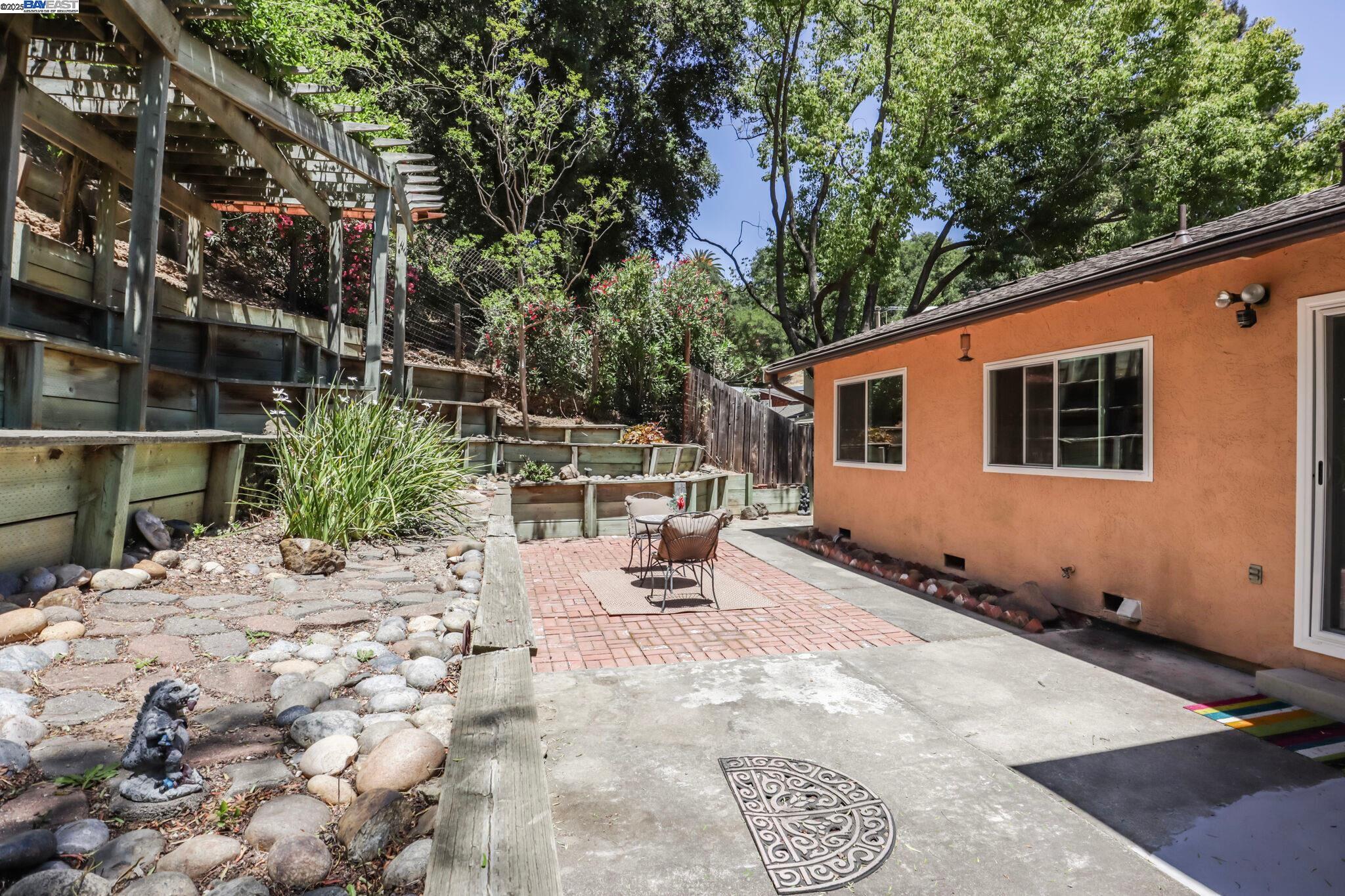 Detail Gallery Image 37 of 44 For 5778 Mountain Ct, Castro Valley,  CA 94552 - 4 Beds | 2/1 Baths