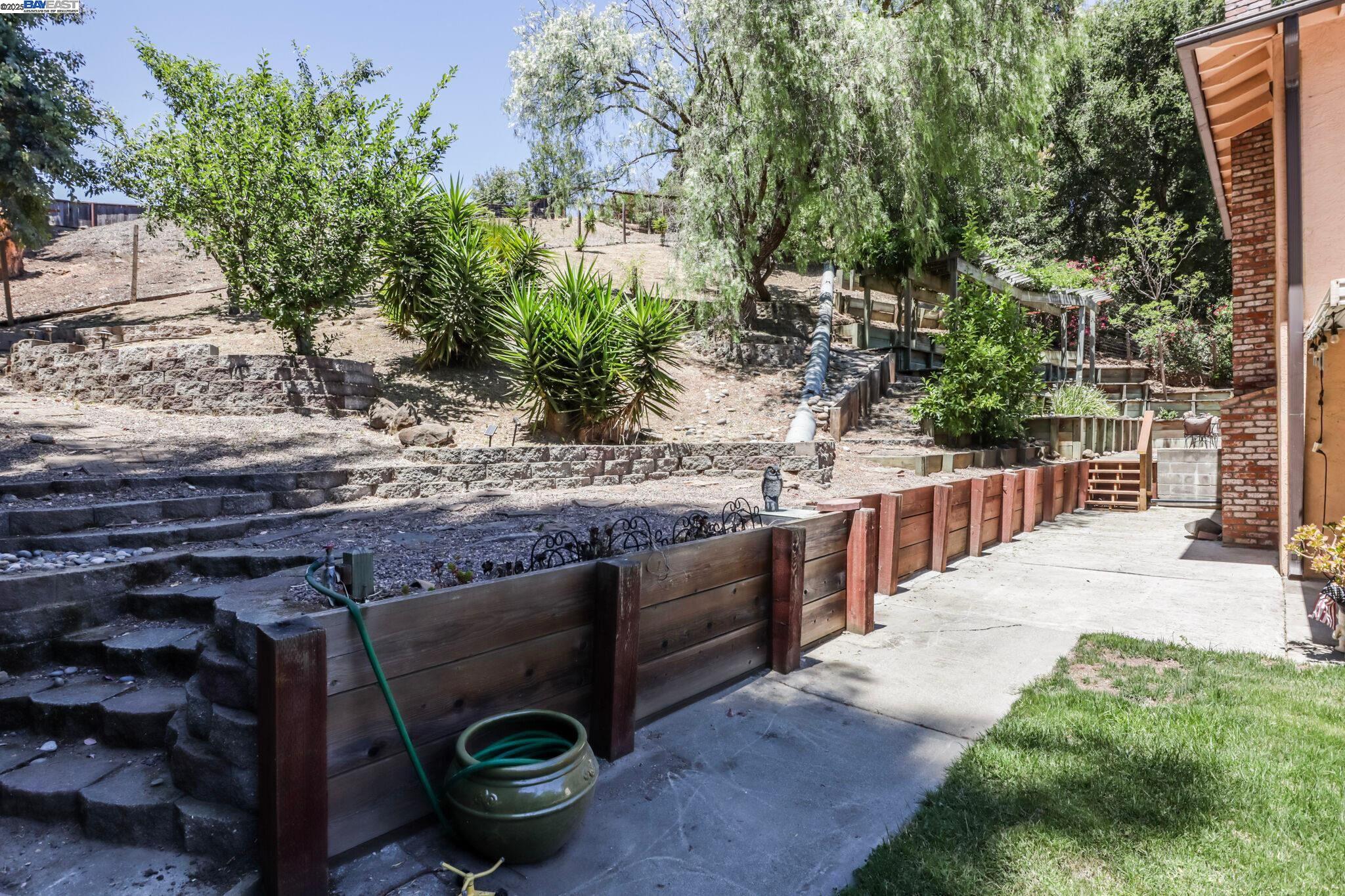 Detail Gallery Image 39 of 44 For 5778 Mountain Ct, Castro Valley,  CA 94552 - 4 Beds | 2/1 Baths