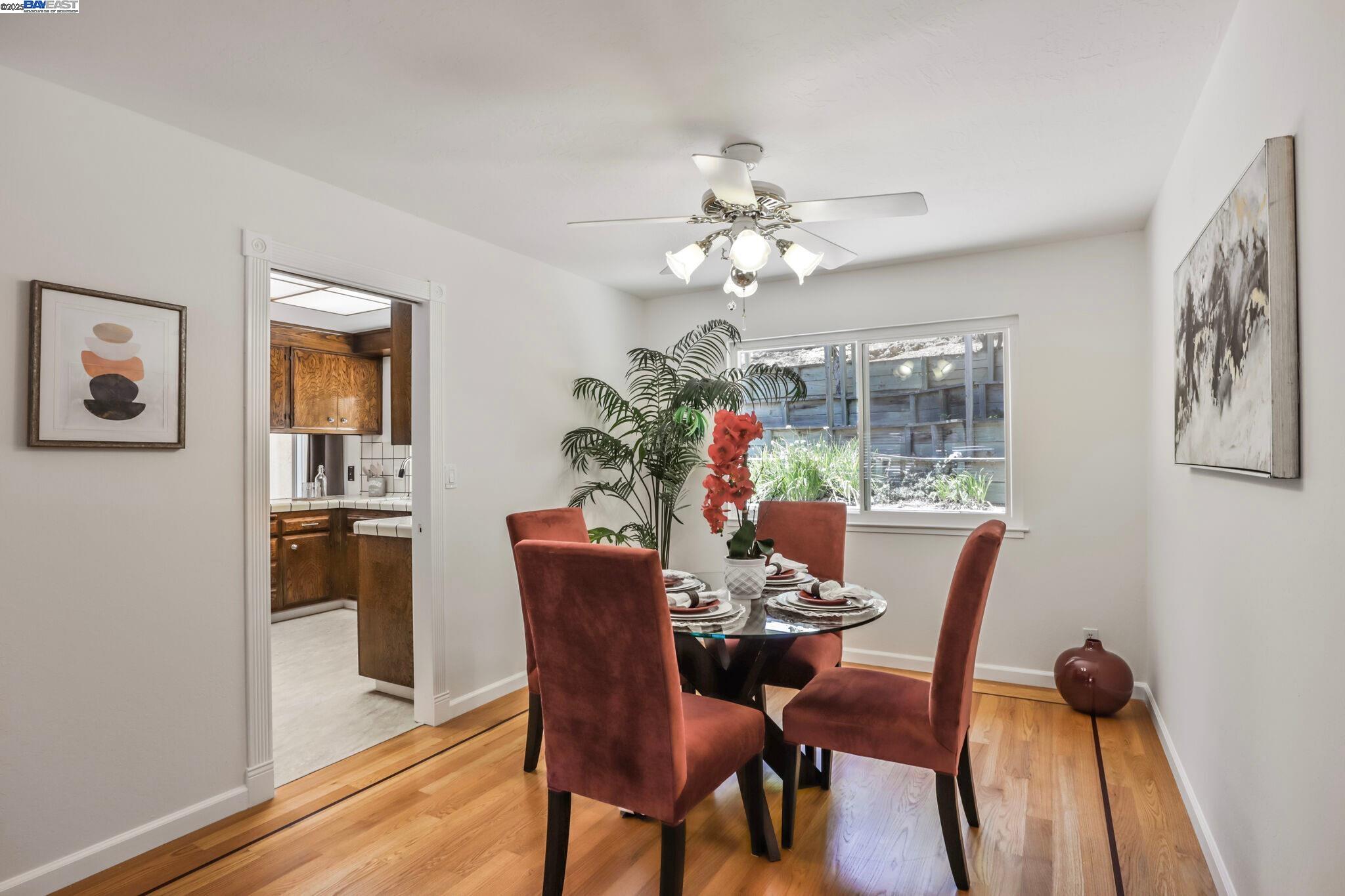 Detail Gallery Image 9 of 44 For 5778 Mountain Ct, Castro Valley,  CA 94552 - 4 Beds | 2/1 Baths