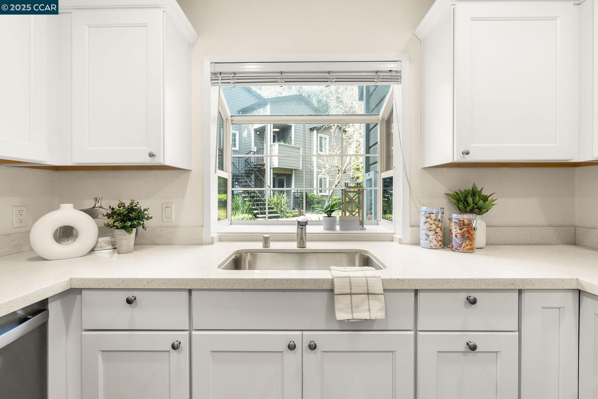 Detail Gallery Image 14 of 34 For 635 Canyon Oaks Dr a,  Oakland,  CA 94605 - 1 Beds | 1 Baths