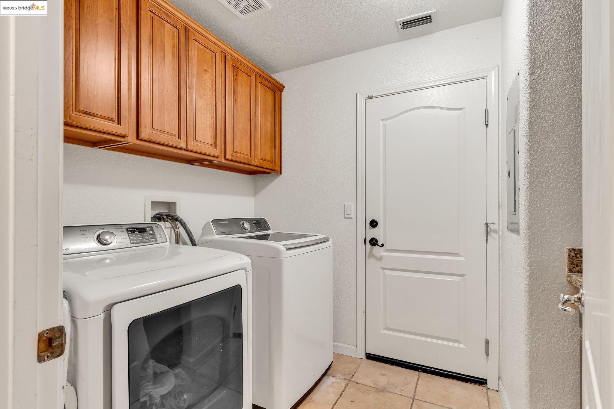 Detail Gallery Image 6 of 37 For 2 Starling Ct, American Canyon,  CA 94503 - 5 Beds | 3 Baths